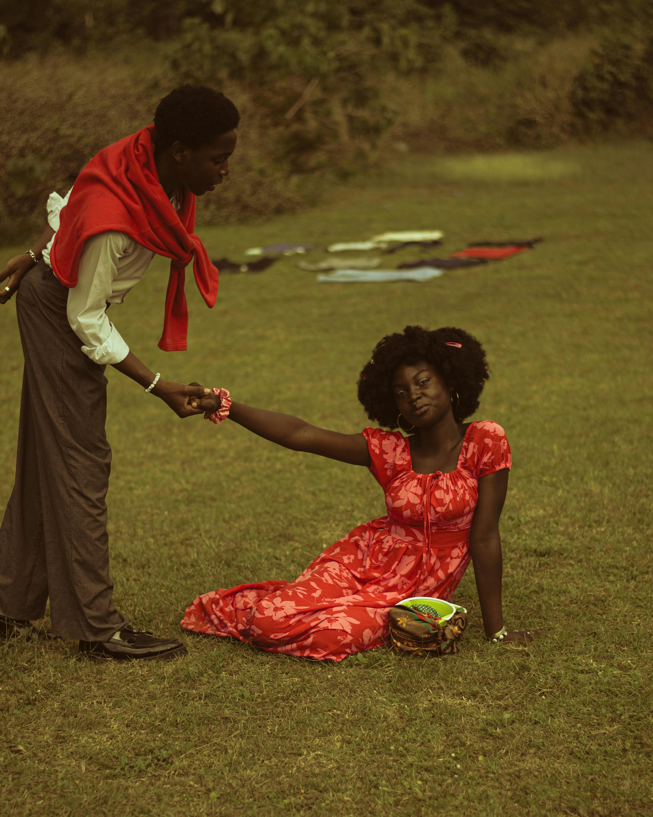 Miễn phí Cảnh lãng mạn của một cặp đôi người châu Phi nắm tay nhau trên một cánh đồng thơ mộng ở Nigeria. Ảnh lưu trữ