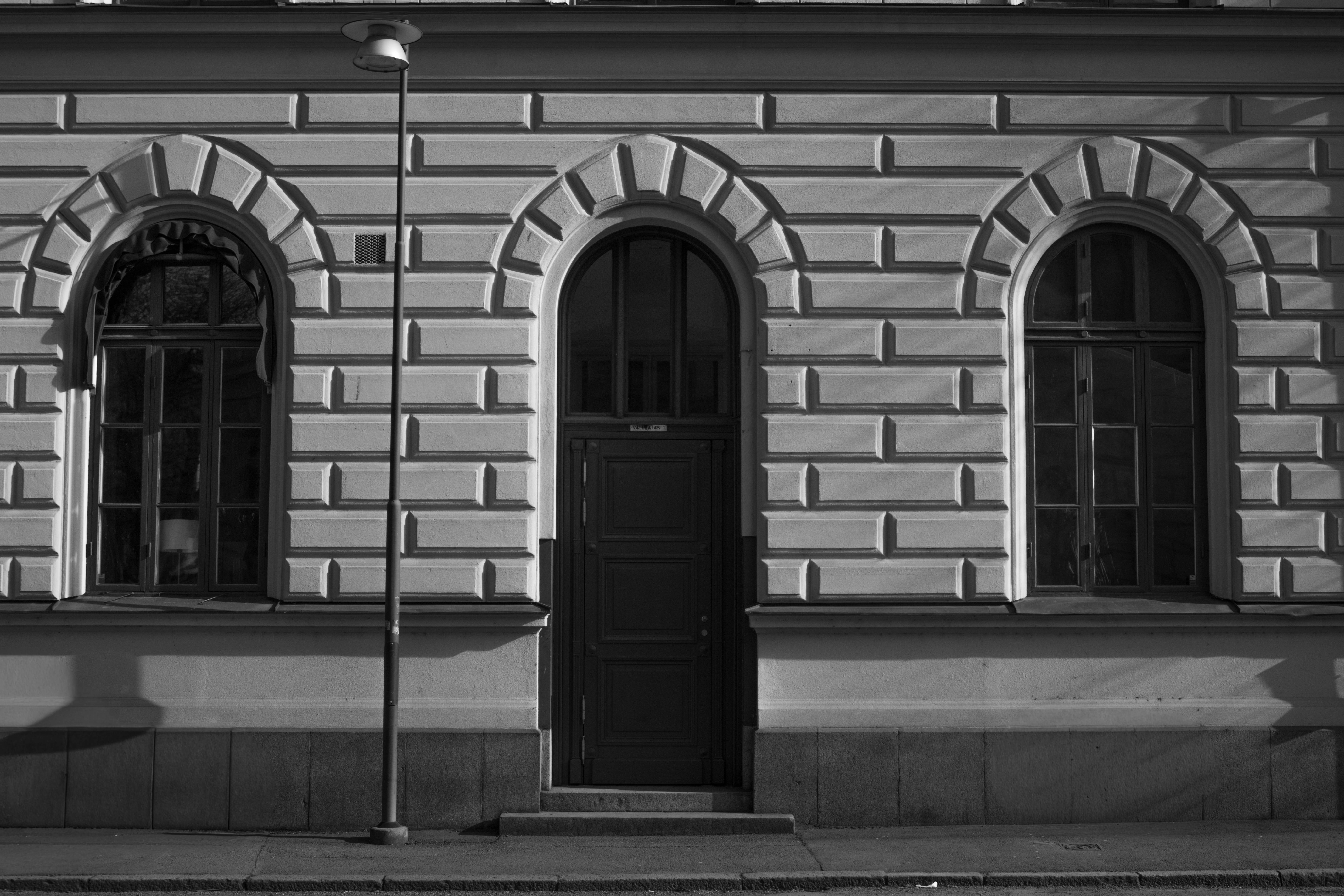 Gratis Sort-hvidt foto af en klassisk europæisk bygningsfacade i Jönköping, Sverige. Lagerfoto