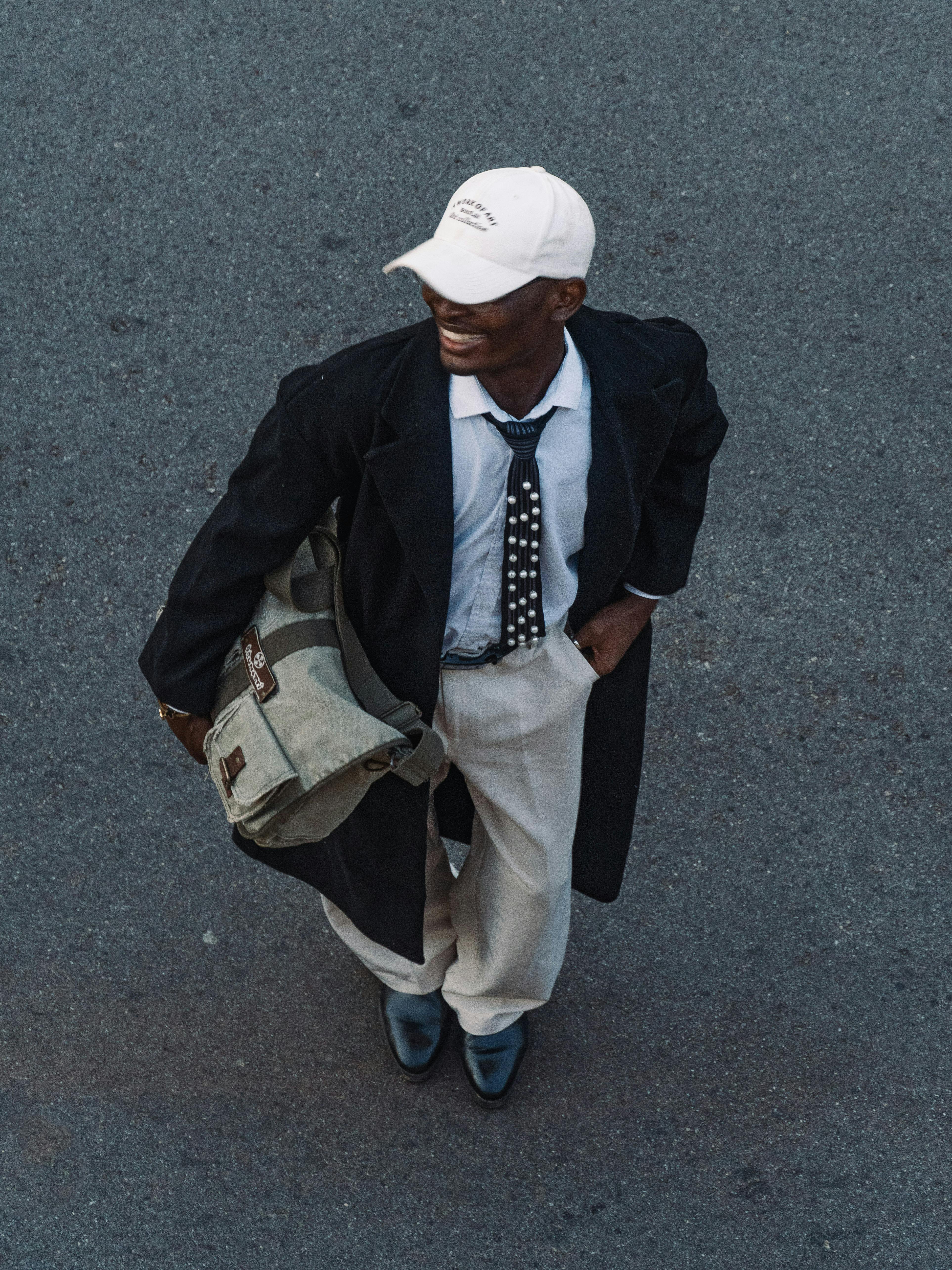 Gratuit Fotografie de sus cu un bărbat elegant pe străzile din Abuja, Nigeria, prezentând modă urbană casual. Fotografie de stoc