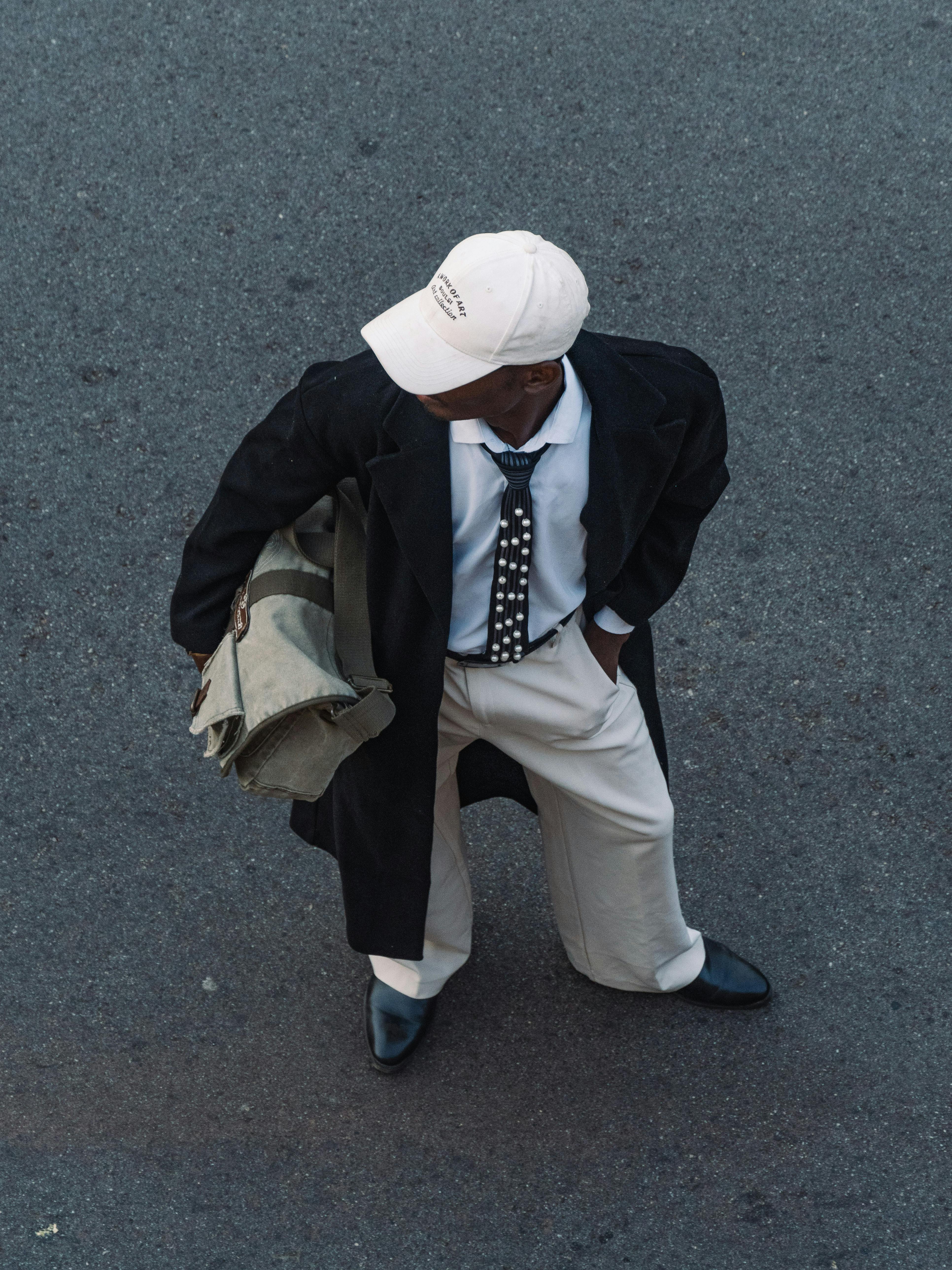 Gratis Oversigt over en stilfuld mand iført trenchcoat og fedora i Abuja. Lagerfoto