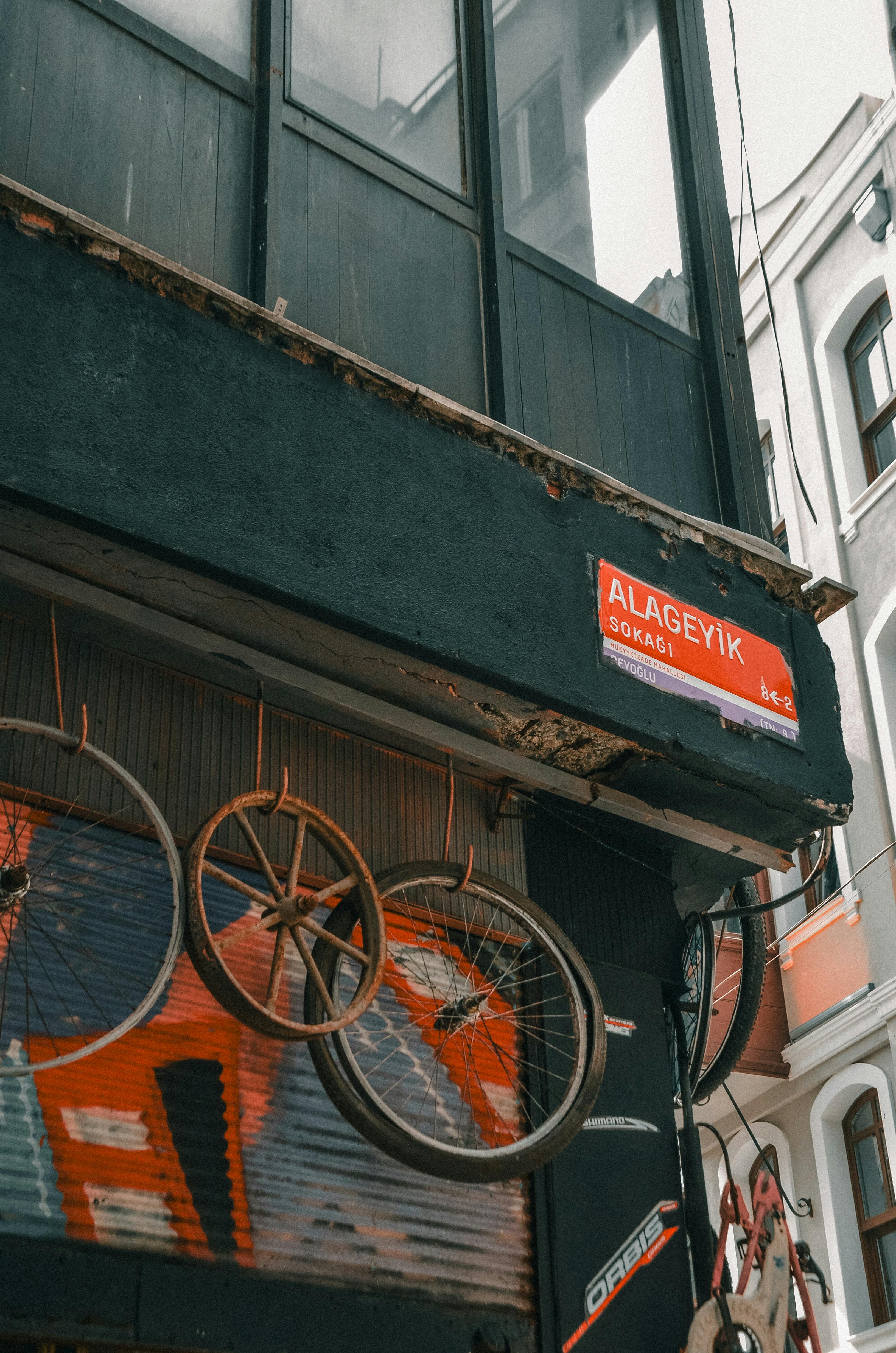 Gratis Urban gateutsikt med sykkelhjul og rustikk arkitektur på Alageyik Sokagi. Arkivbilde