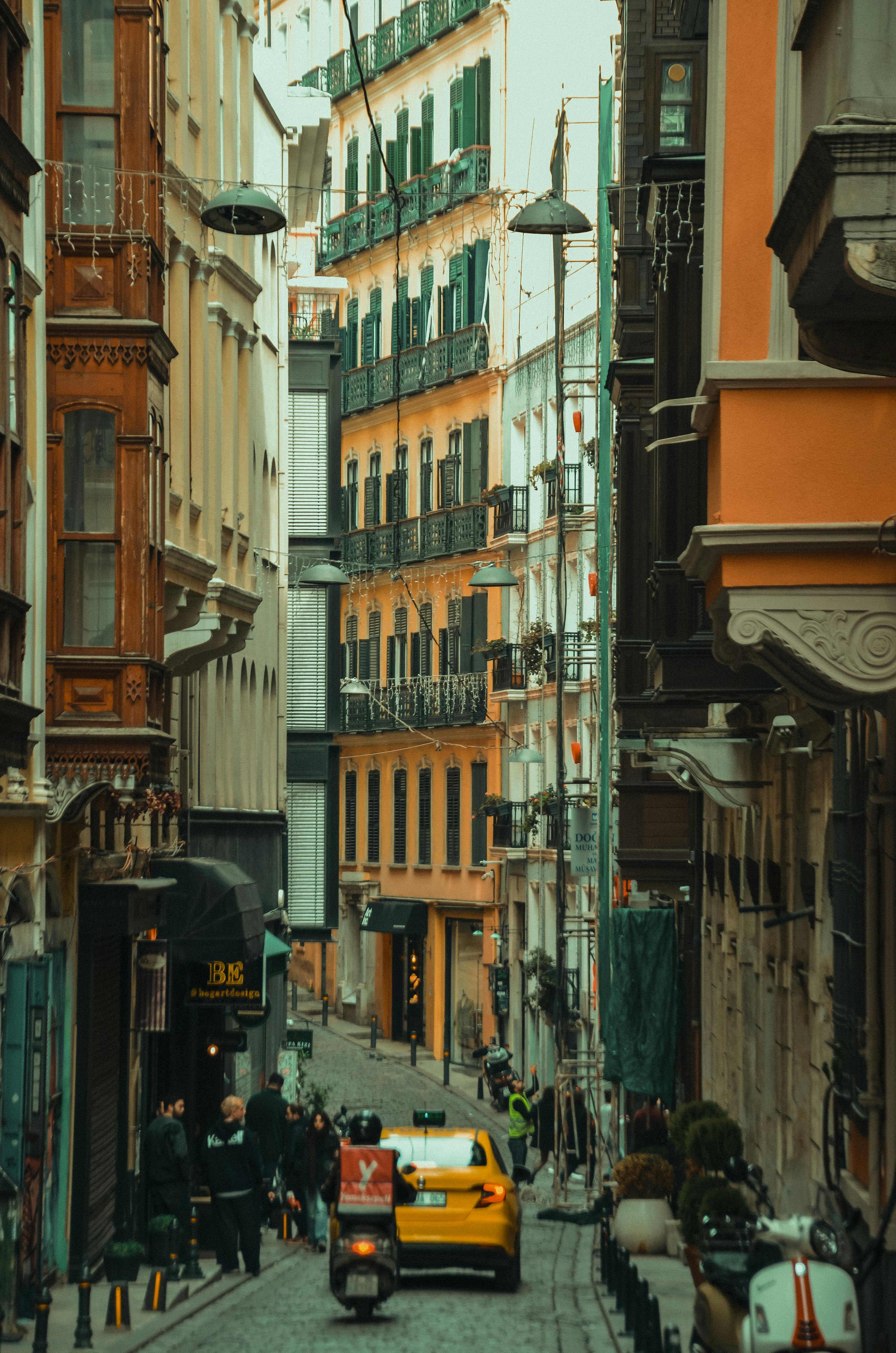 Gratis Affascinante scorcio urbano con facciate colorate e una vivace vita cittadina. Perfetto per gli amanti dei viaggi e dell'architettura. Foto a disposizione