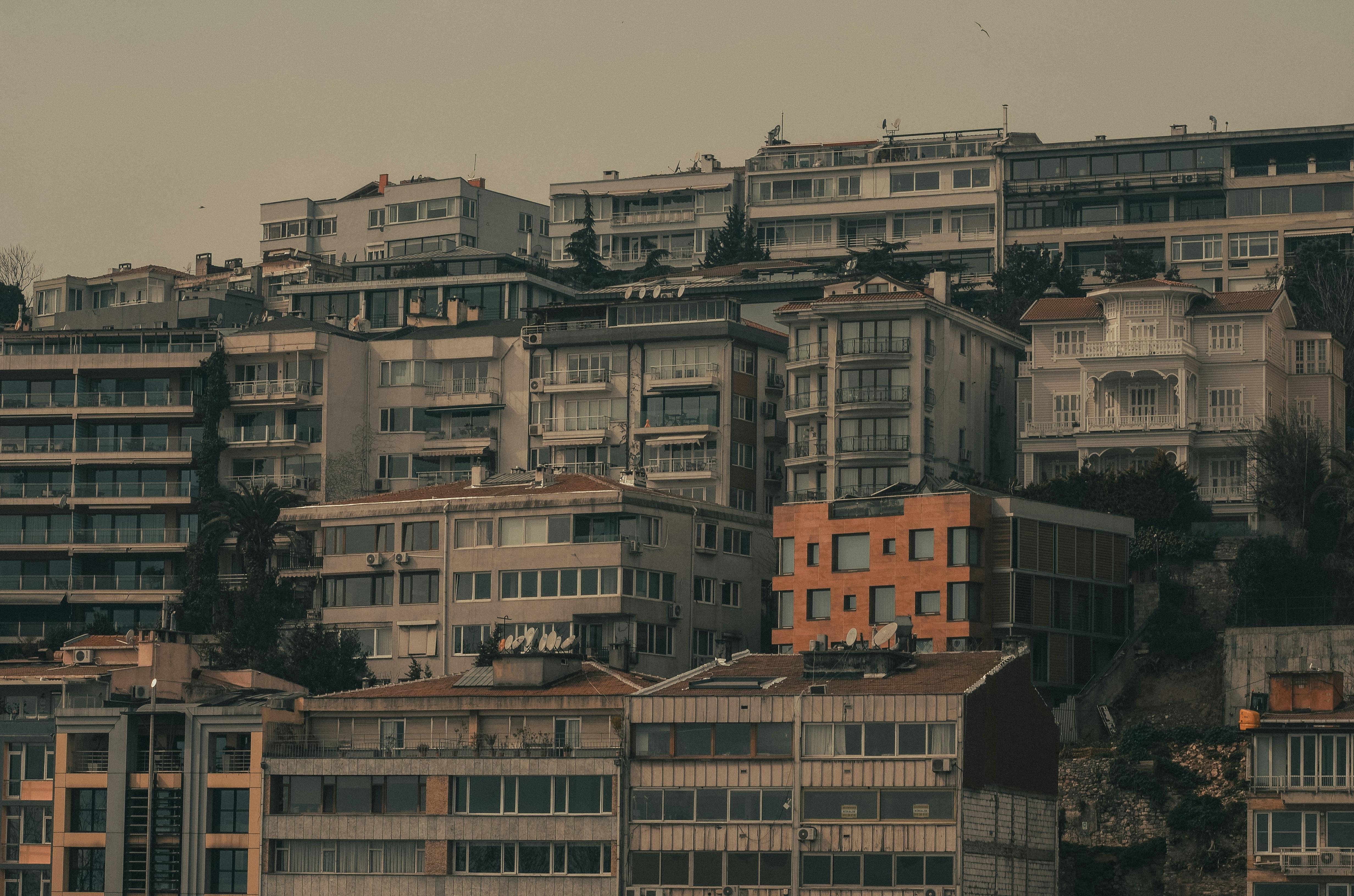 Δωρεάν Άποψη αστικών πολυκατοικιών στην πλαγιά του λόφου κάτω από έναν συννεφιασμένο ουρανό. Φωτογραφία από στοκ φωτογραφιών