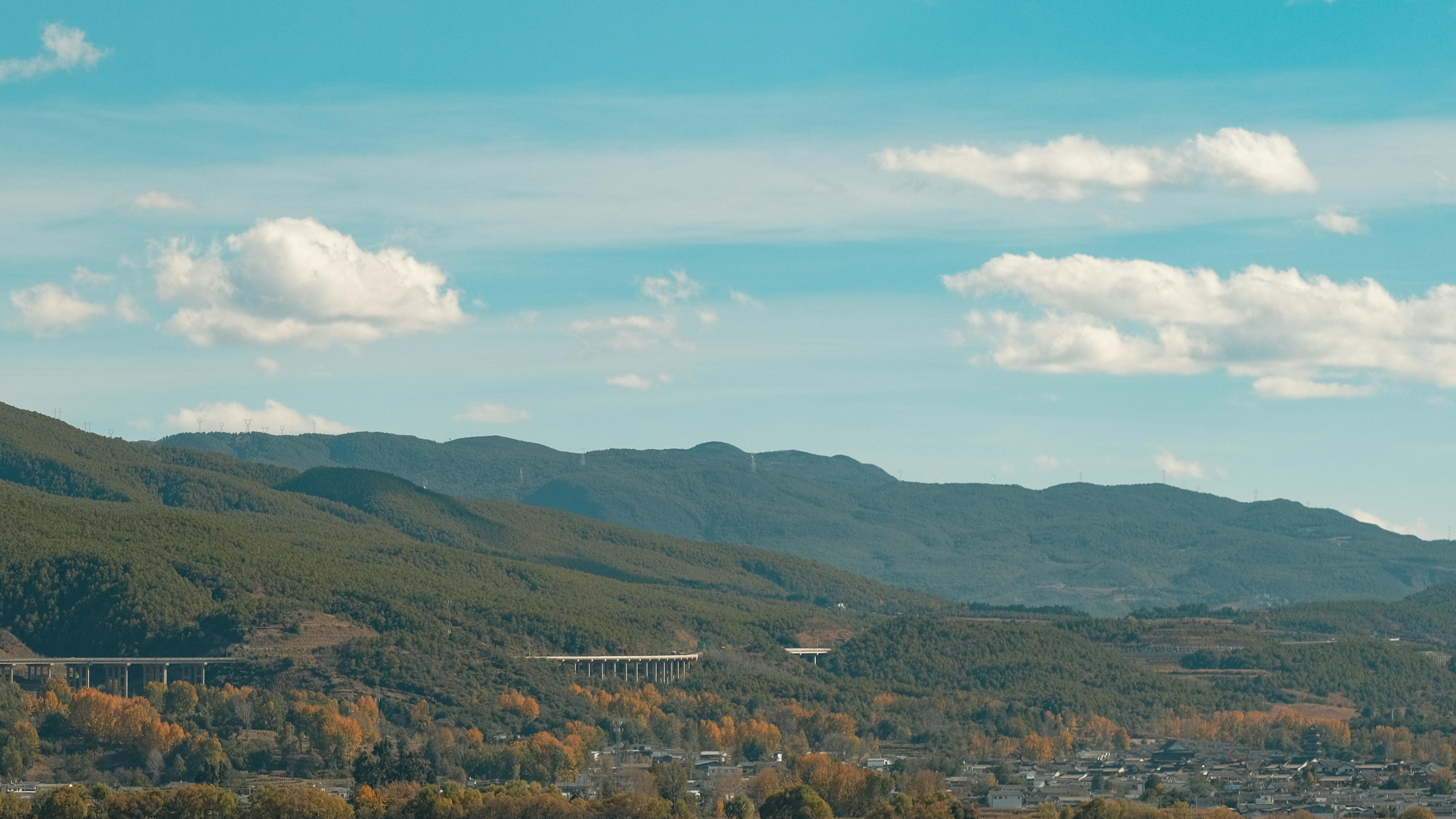 De franc Un paisatge pintoresc de les muntanyes de Dali amb un viaducte i fullatge de tardor sota un cel blau. Foto d'estoc