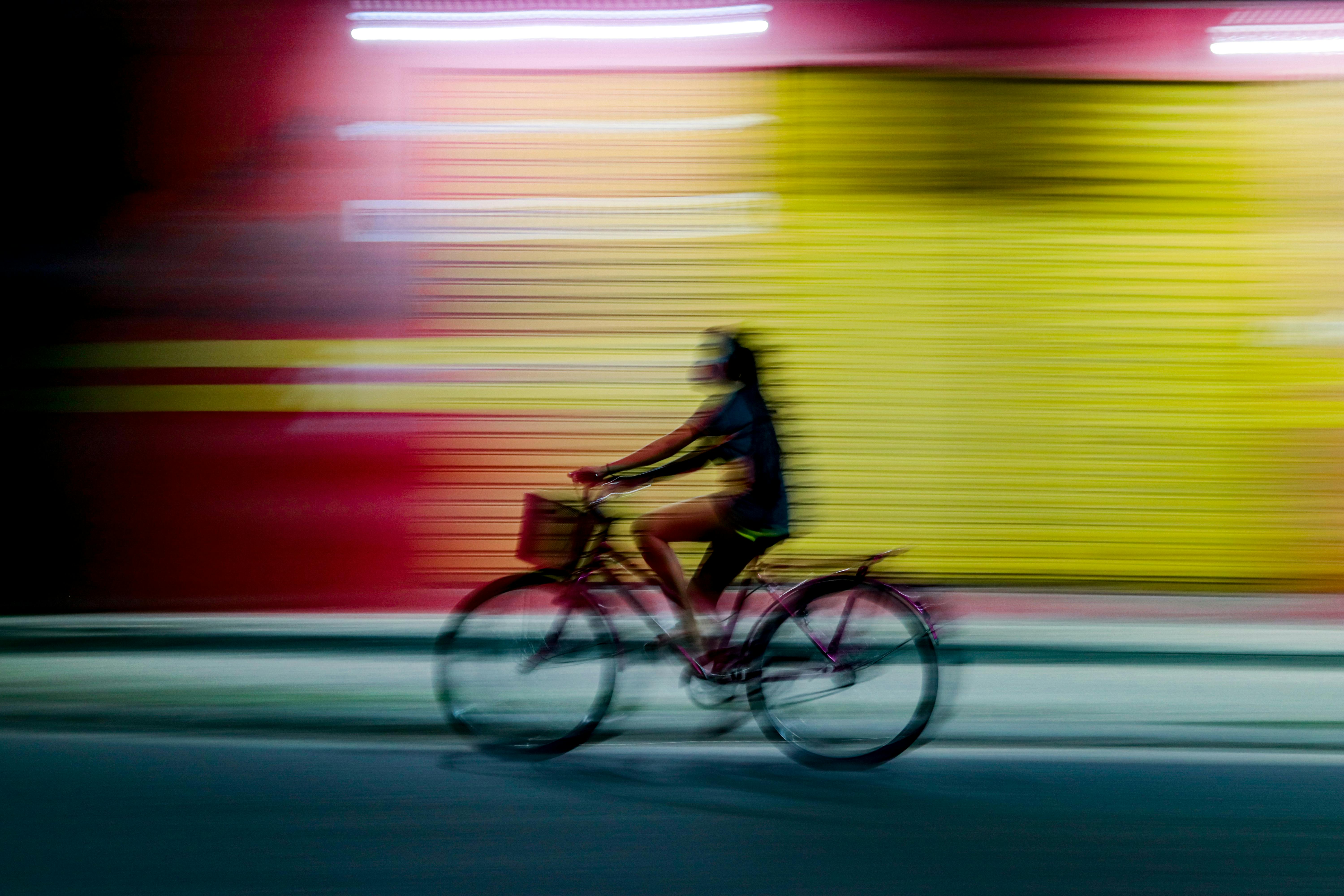 Gratuit Neclaritate dinamică a mișcării unei persoane care trece cu bicicleta pe lângă obloane colorate noaptea în Parintins, Amazonas, Brazilia. Fotografie de stoc