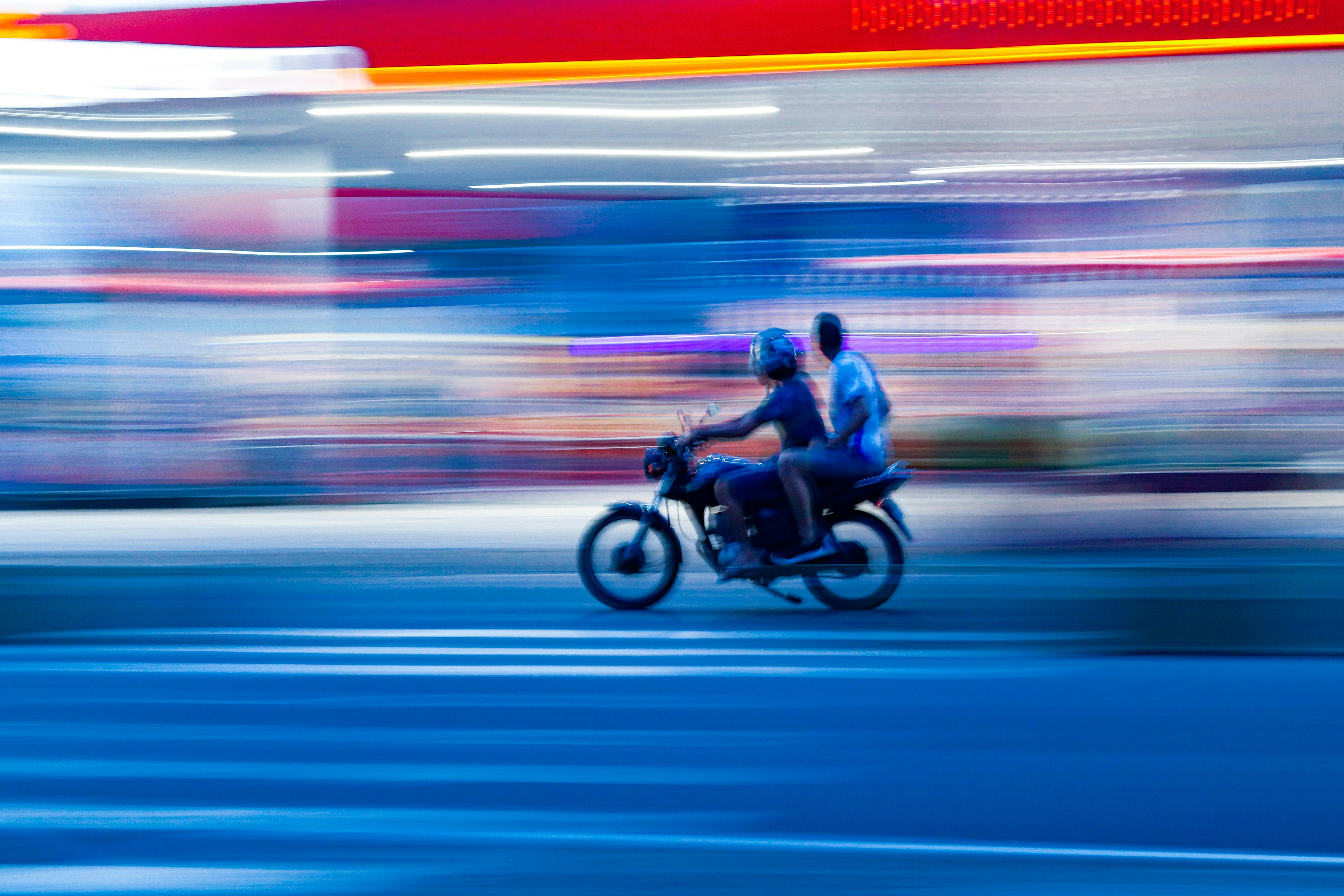 Gratis Ripresa sfocata di un giro in moto a Parintins, Amazonas, Brasile, al crepuscolo. Foto a disposizione
