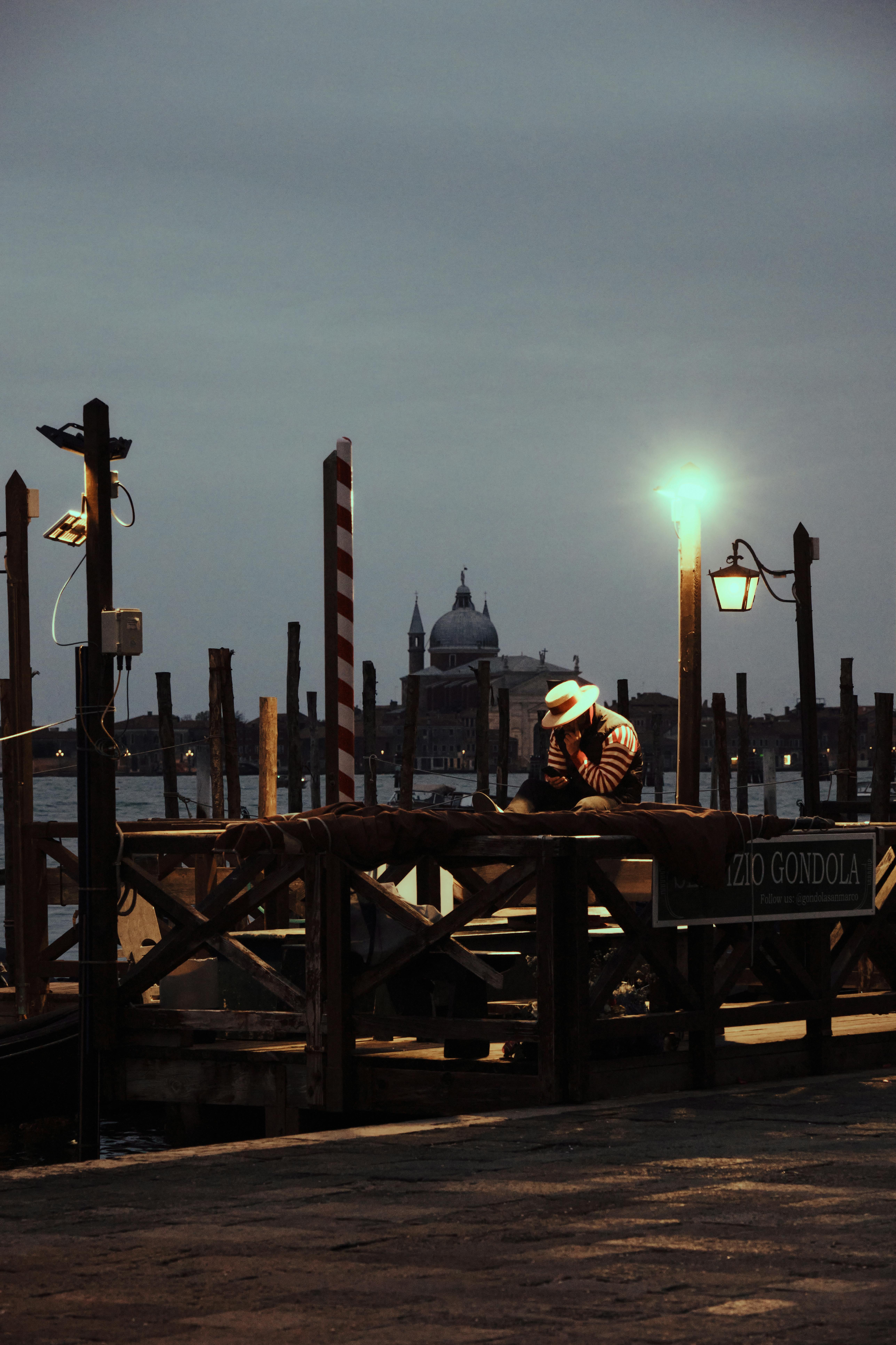 Gratuit O vedere senină de seară a unui gondolier din Veneția, cu Bazilica în fundal. Fotografie de stoc