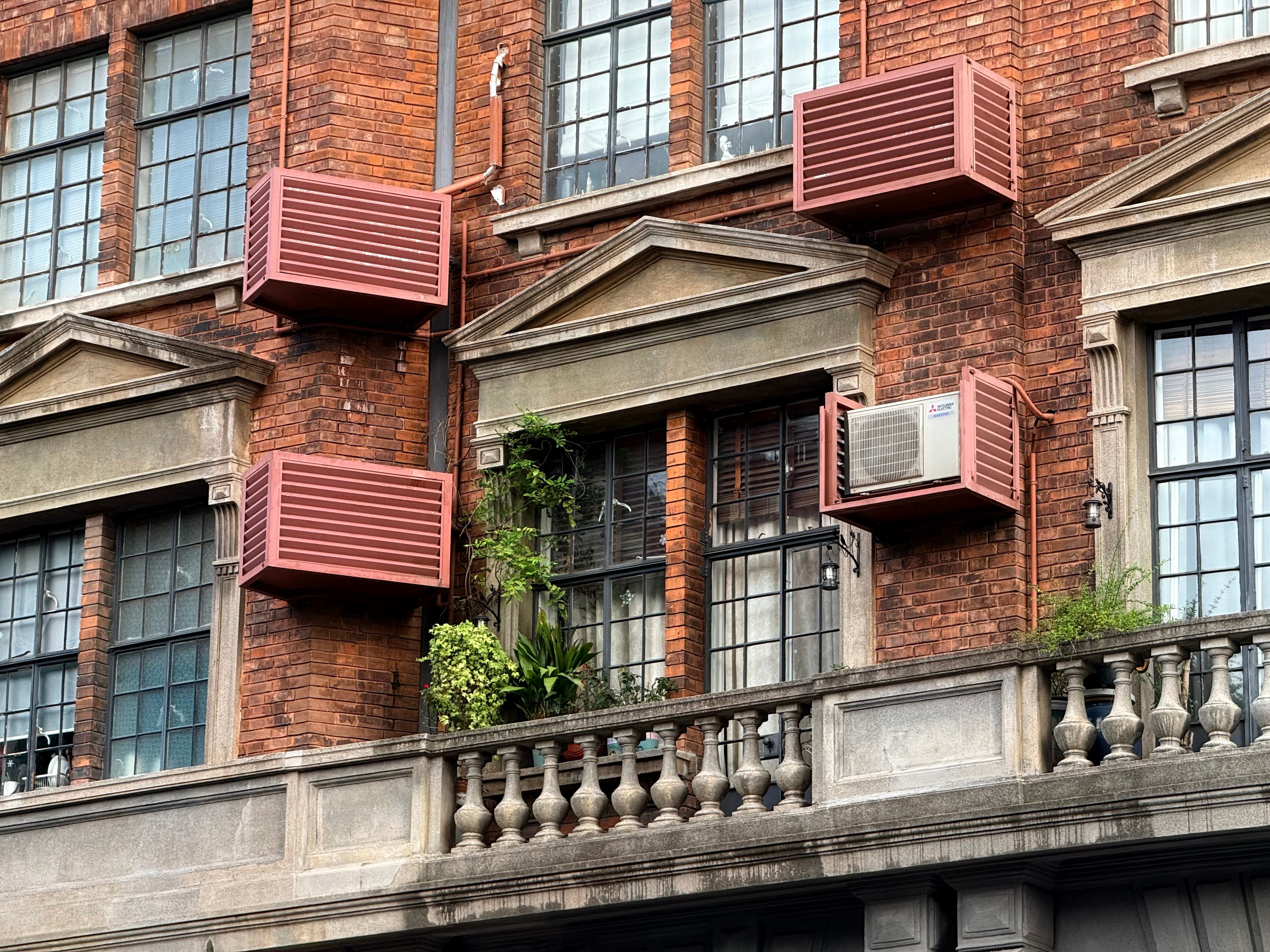 Adiós al aire acondicionado: este invento de Hong Kong reduce la temperatura de tu casa 9 °C en verano y genera electricidad cuando llueve