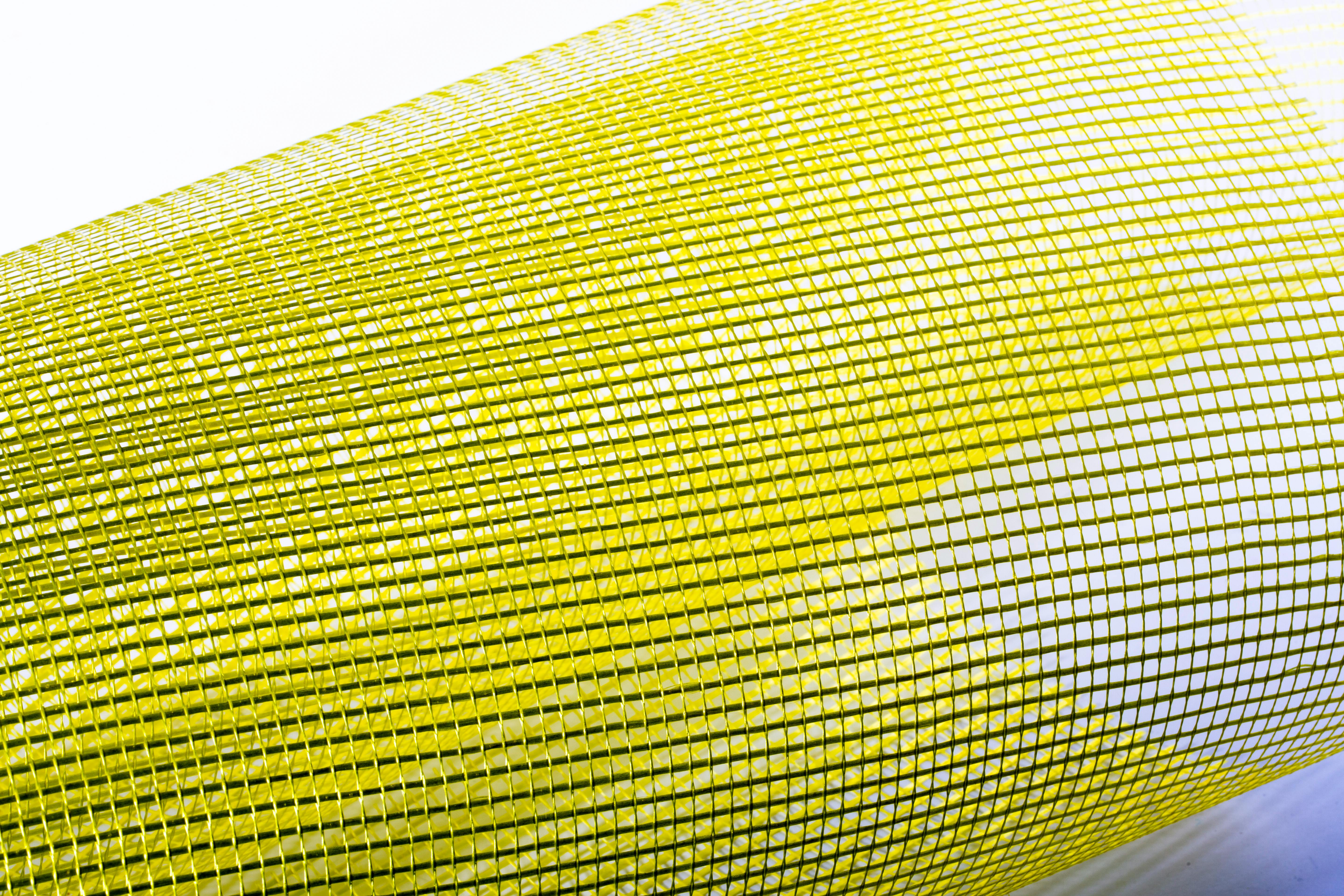 Gratis Imagen abstracta de un rollo de malla amarilla con un patrón de cuadrícula sobre un fondo blanco limpio. Foto de stock