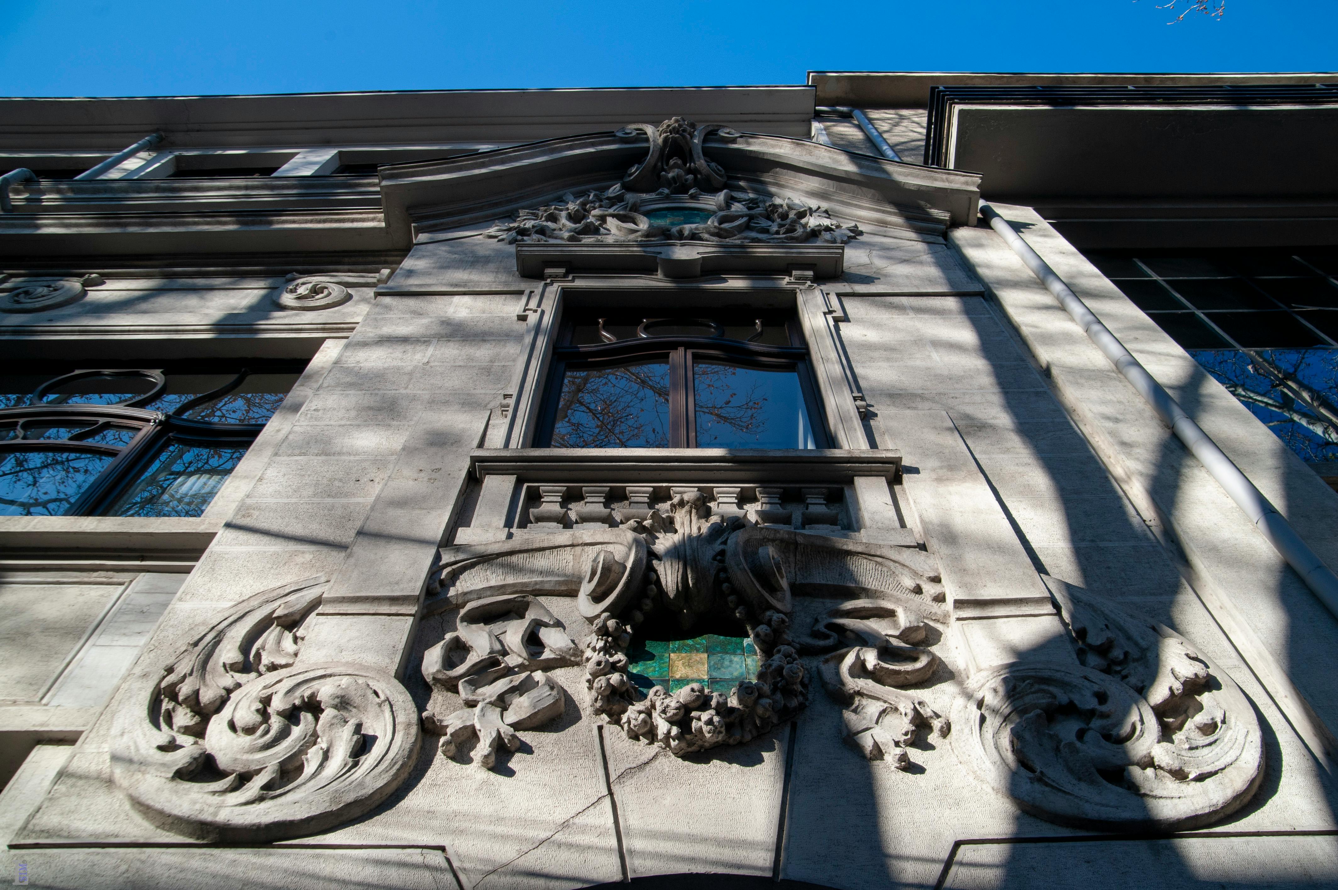 Kostenlos Detailansicht einer architektonischen Fassade mit dekorativen Elementen in Georgien, aufgenommen unter klarem blauen Himmel. Stock-Foto