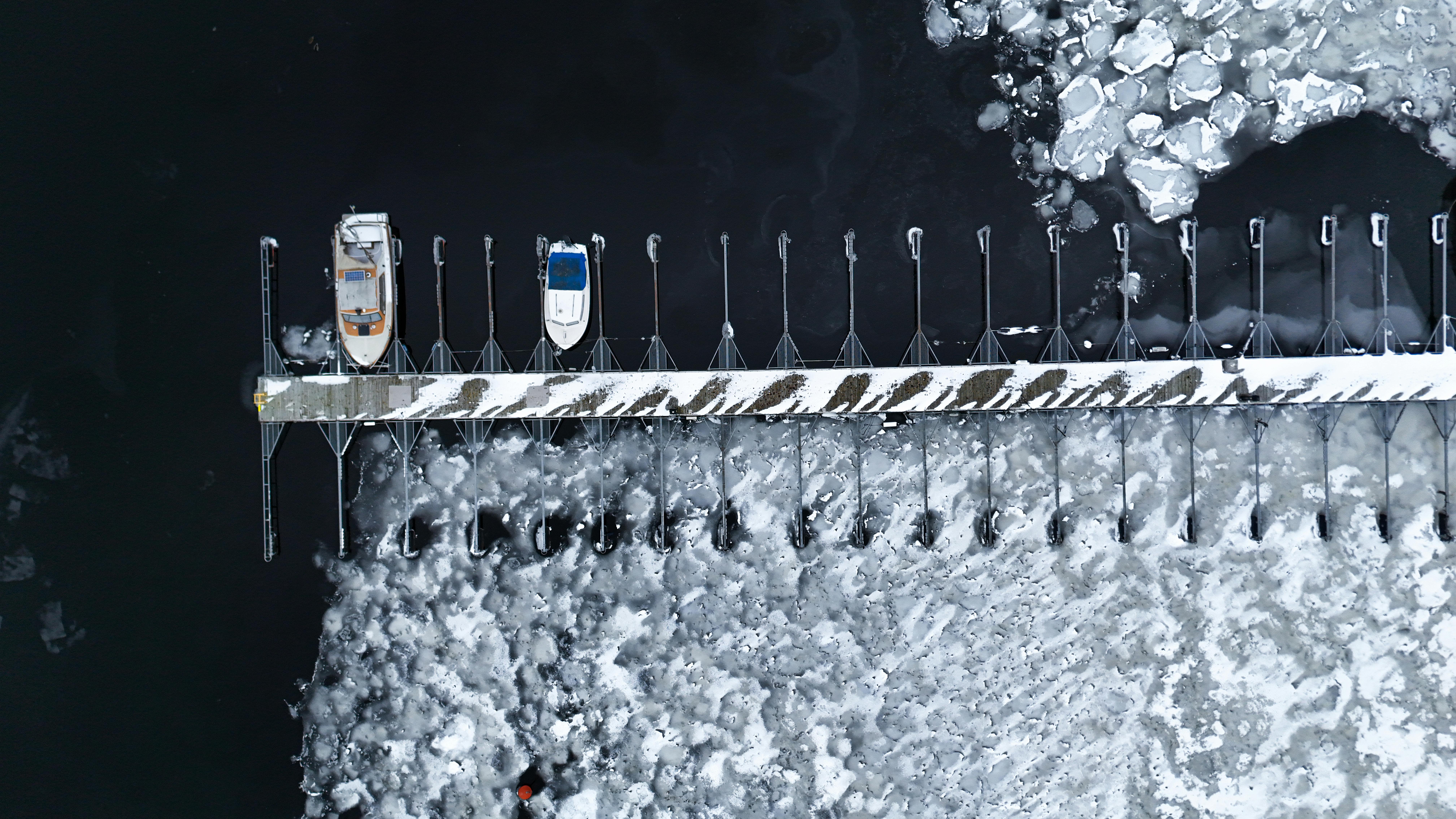 Gratis Veduta aerea di un molo innevato con imbarcazioni a Jönköping, in Svezia, che mette in risalto la bellezza ghiacciata dell'inverno. Foto a disposizione