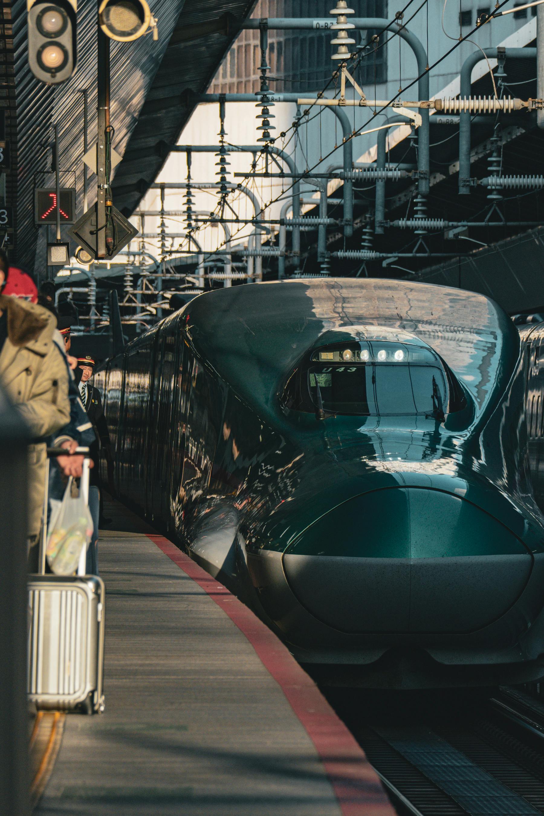 Gratuit Tren de mare viteză eficient într-o gară urbană aglomerată, prezentând transportul modern din Japonia. Fotografie de stoc