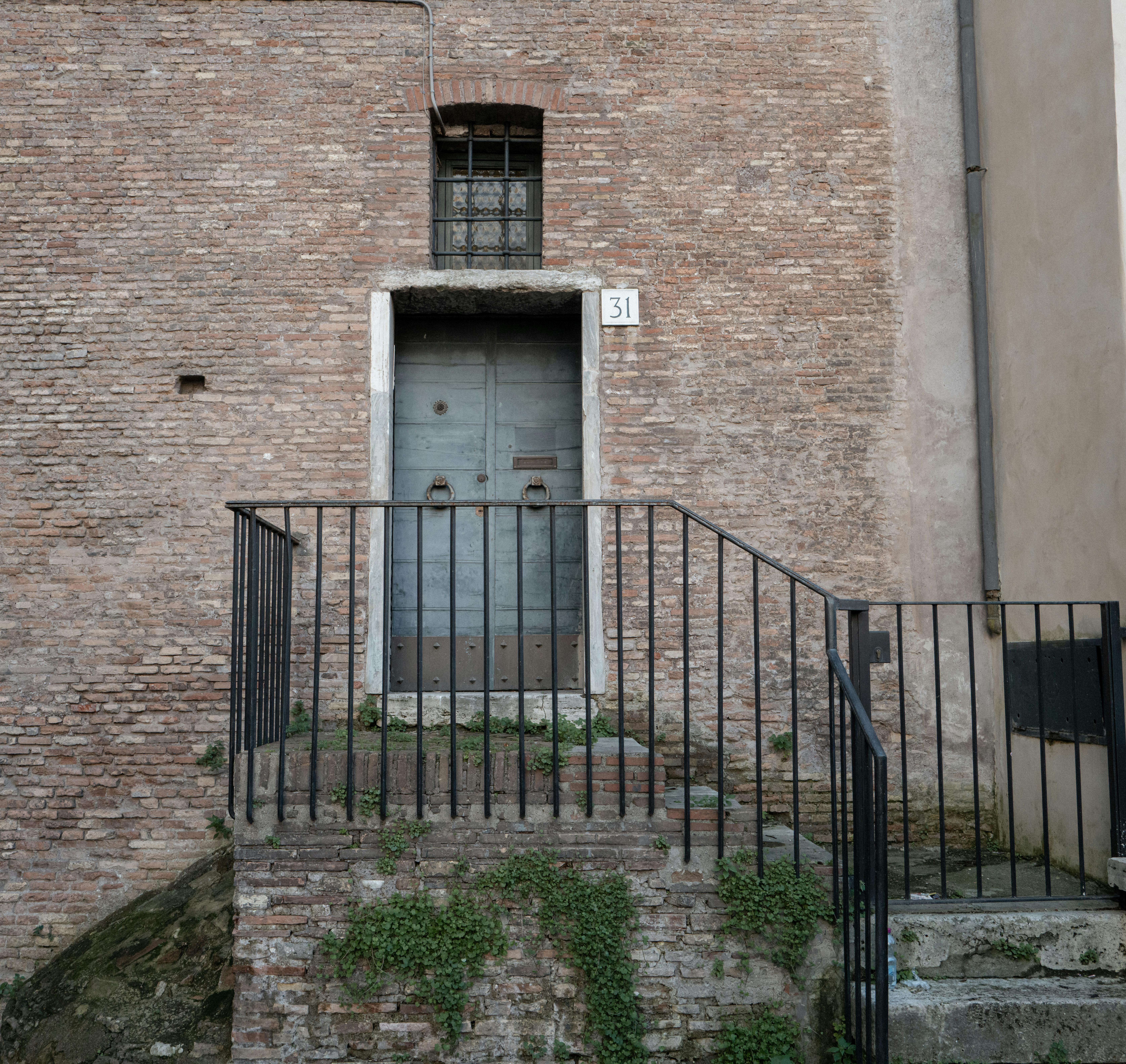 Gratuit Ușă rustică cu numărul 31 pe un zid de cărămidă patinat și balustrade de fier, Roma. Fotografie de stoc