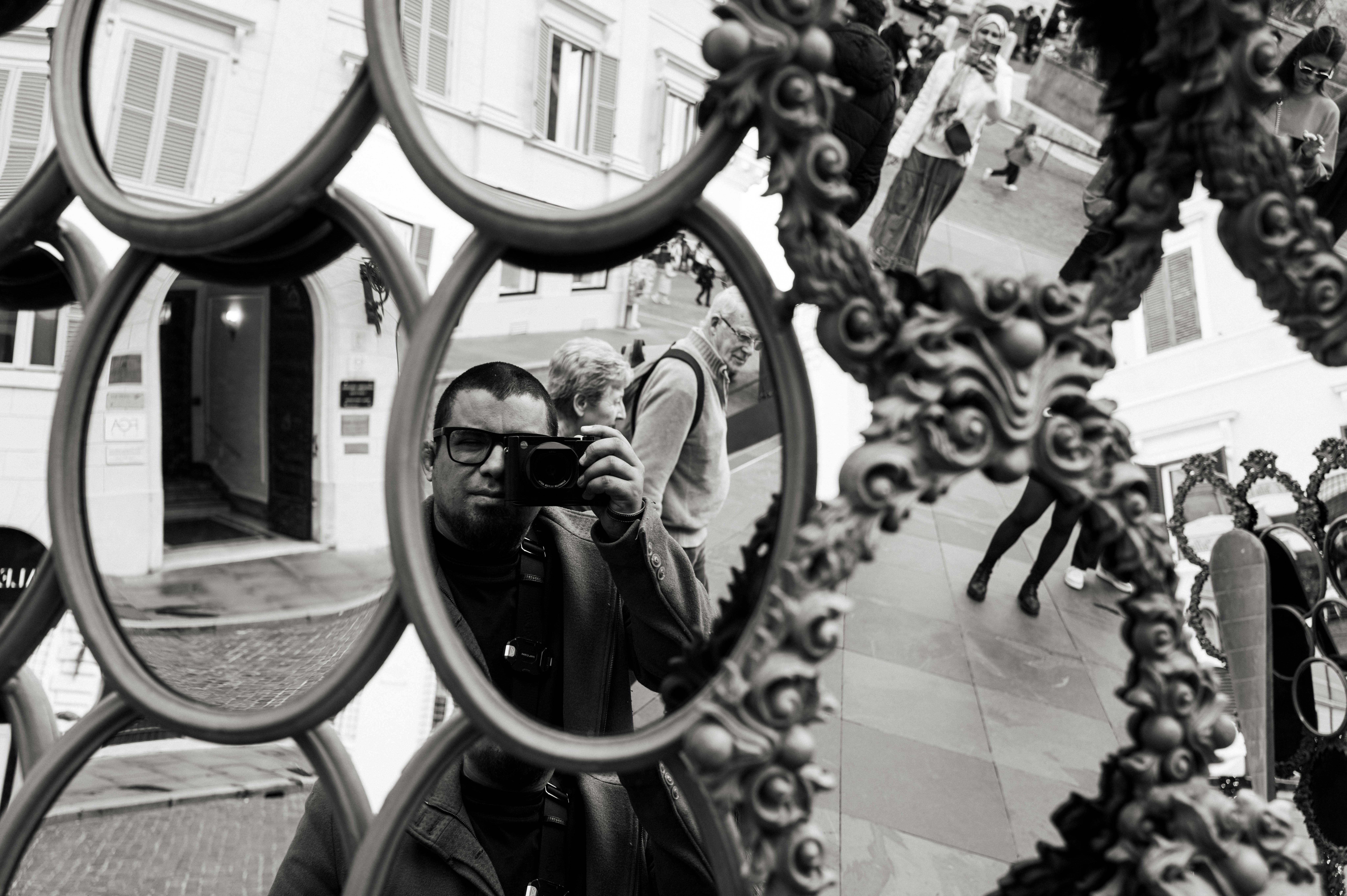 grátis Reflexo artístico em espelho capturando a vida urbana e a arquitetura de Roma. Foto profissional