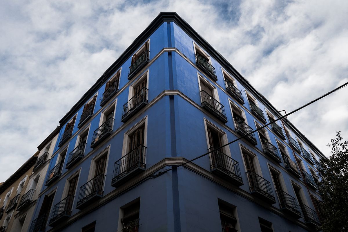 Bloc de apartamente albastru, fotografiat de jos