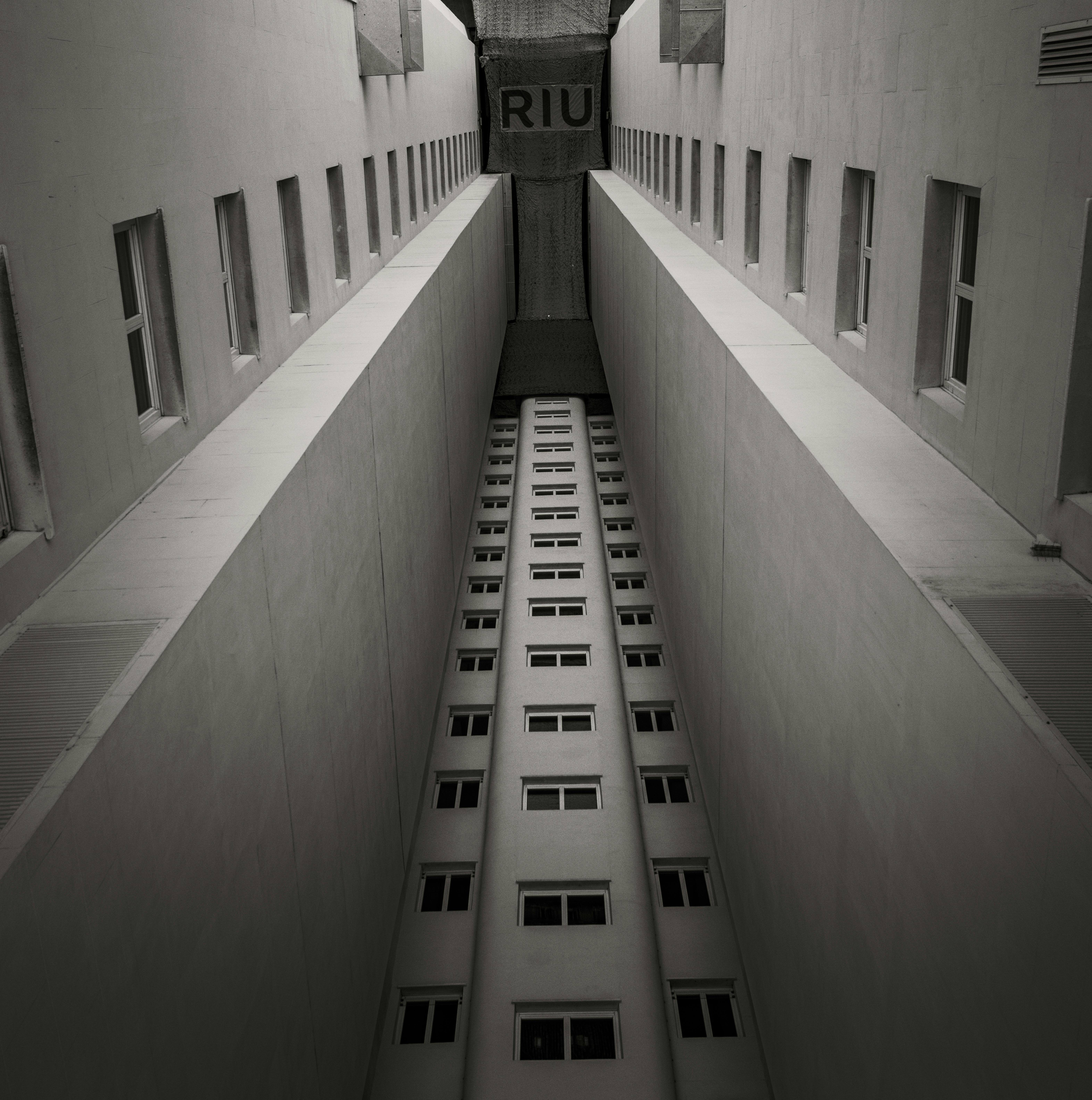 Gratis Veduta in bianco e nero degli interni dall'architettura suggestiva dell'edificio RIU a Madrid, in Spagna. Foto a disposizione