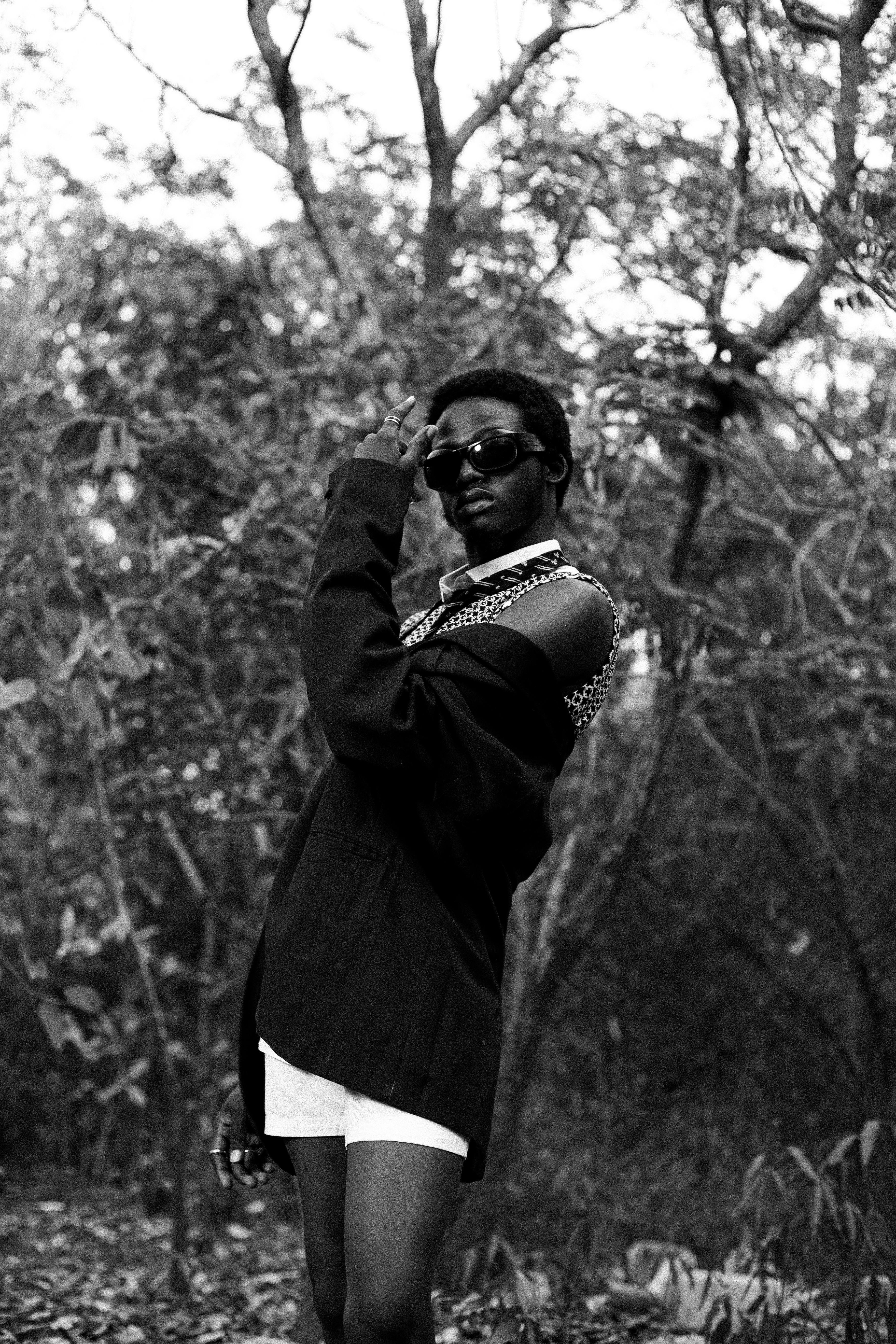 Gratis Svart-hvitt-portrett av en stilig voksen med solbriller midt i naturen. Arkivbilde