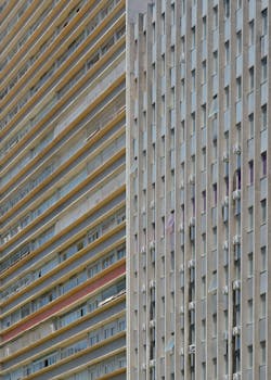 现代高层建筑特写，展现城市的设计与建筑模式