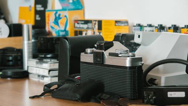 桌上摆着一系列老式相机和胶片摄影设备