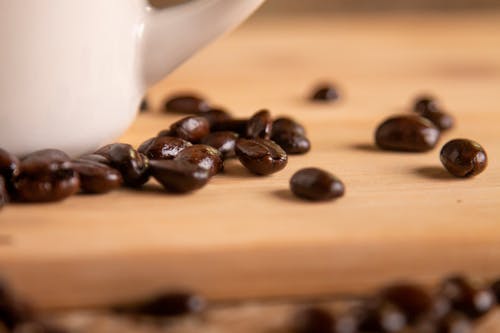 Grãos De Café Pretos Na Mesa De Madeira Marrom