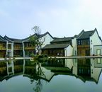 中国传统建筑的风景倒映在宁静的湖面上，与天空相映成趣