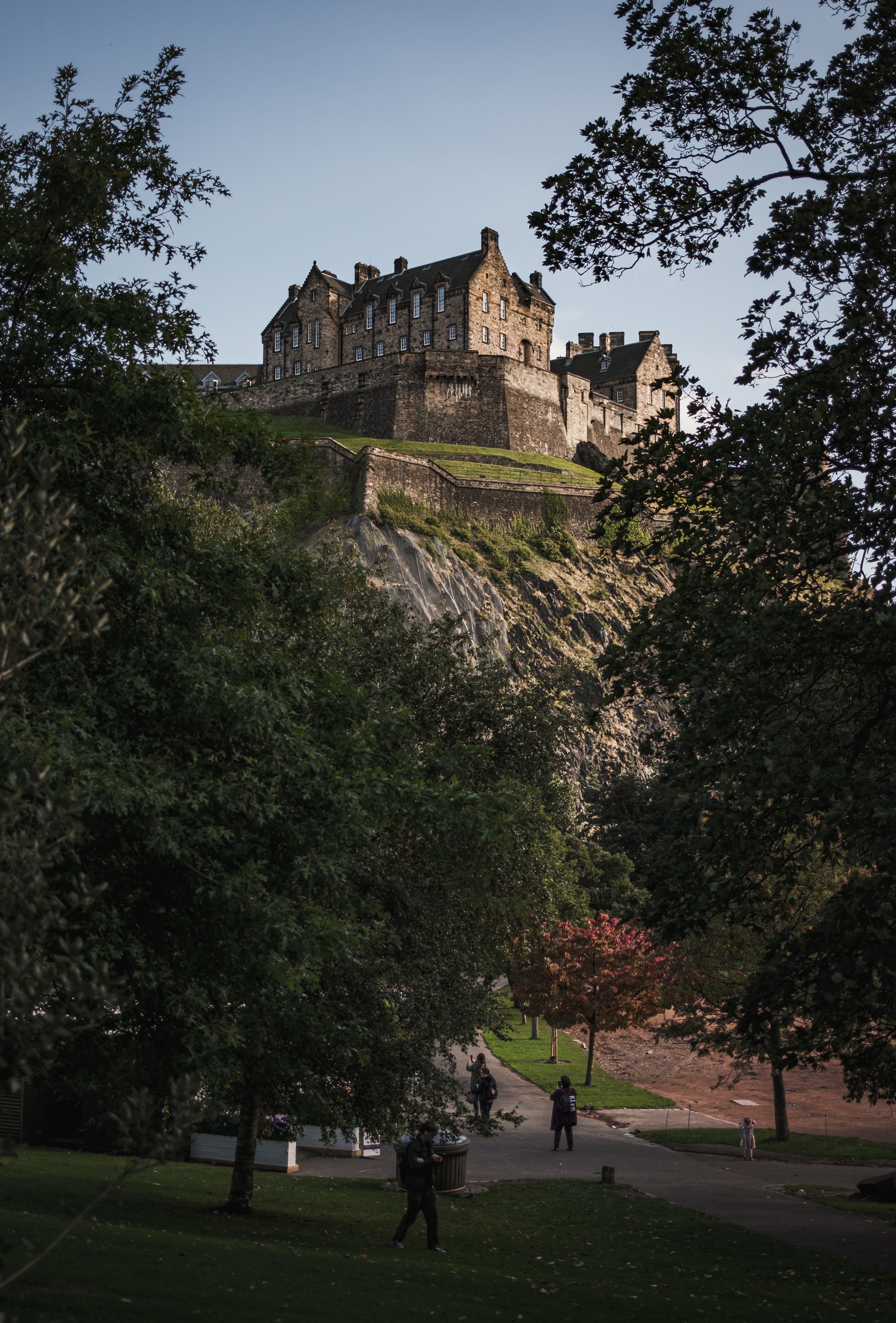 Stunning View of Edinburgh Castle in Autumn · Free Stock Photo