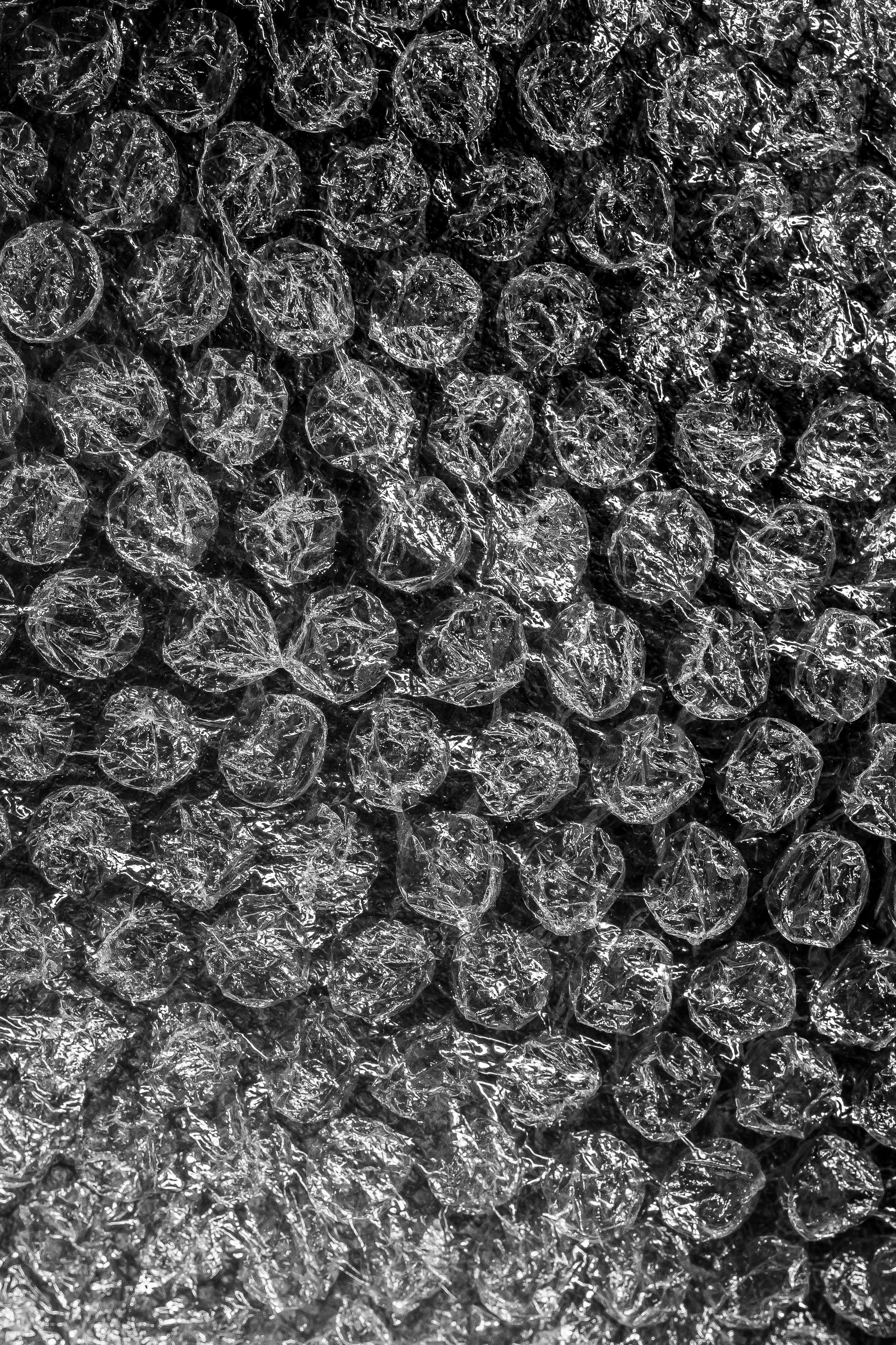 Gratis Immagine monocromatica che mette in risalto la complessa trama del materiale da imballaggio a bolle d'aria. Foto a disposizione