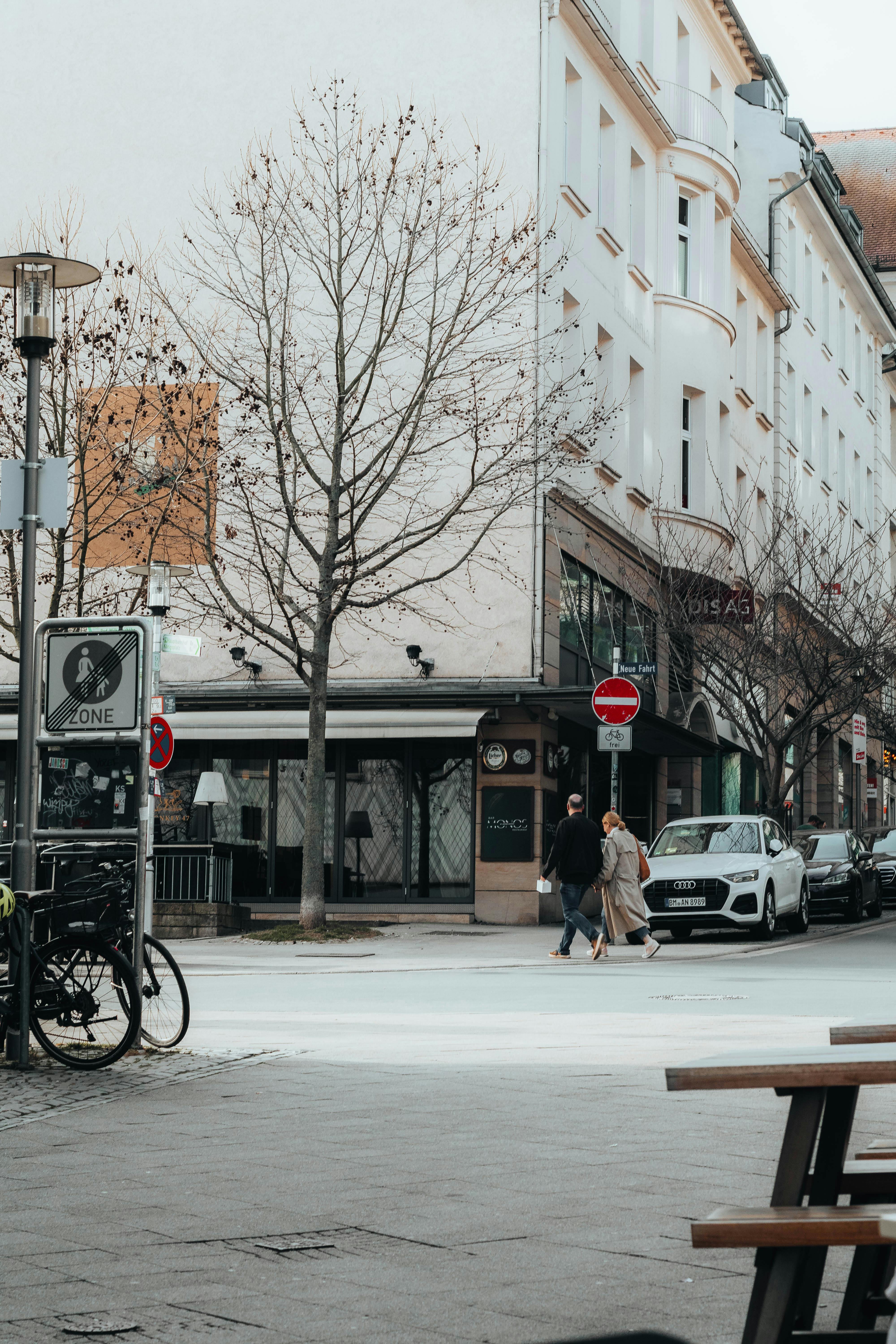 Kostnadsfria Ett pittoreskt gathörn i Kassel, Tyskland, som visar upp historisk arkitektur och vardagsliv. Stock foto