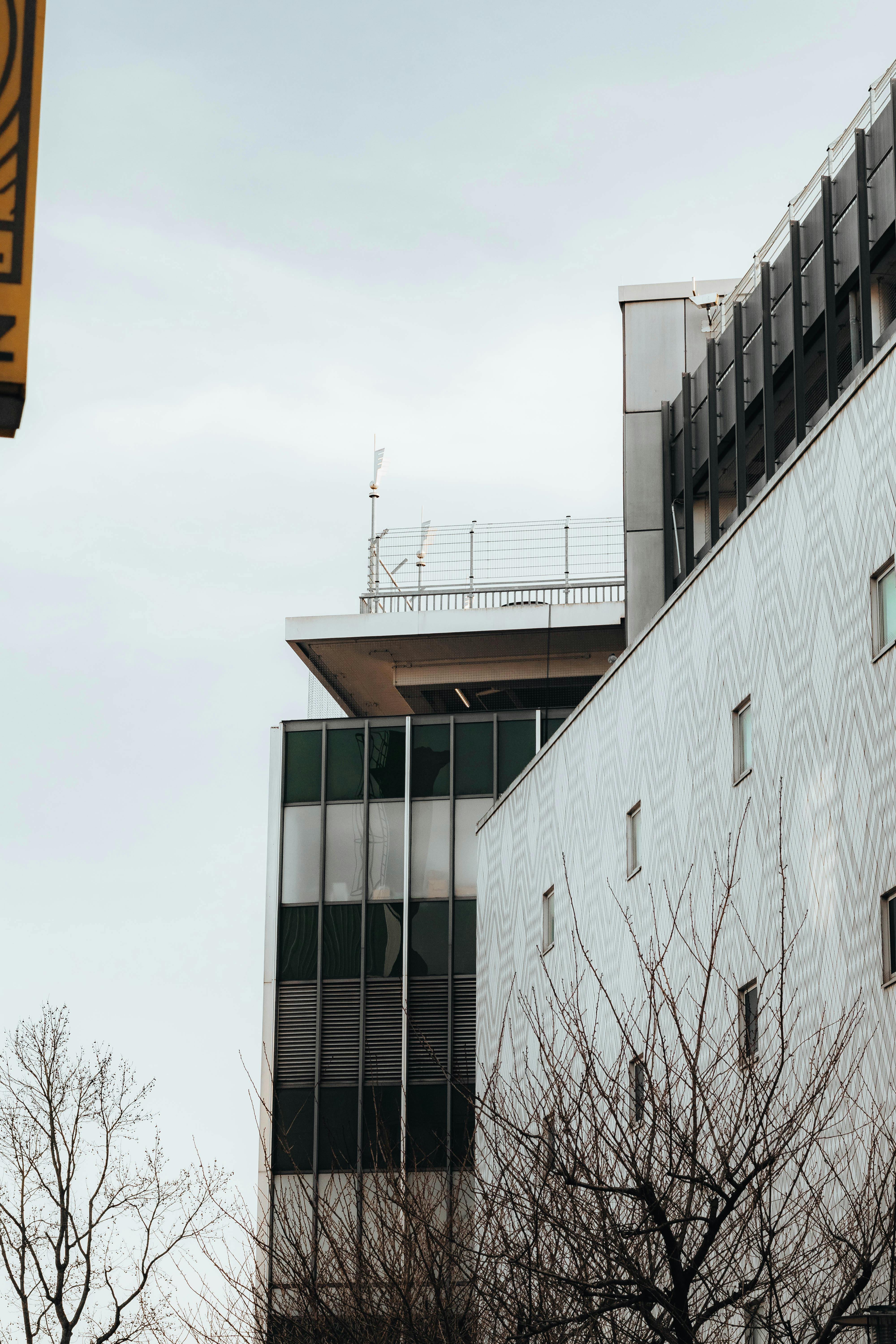 Ücretsiz Almanya'nın Kassel kentinde kış mevsiminde modern bir binanın dış cephesi, şık tasarımı ve kentsel büyümeyi sergiliyor. Stok Fotoğraflar