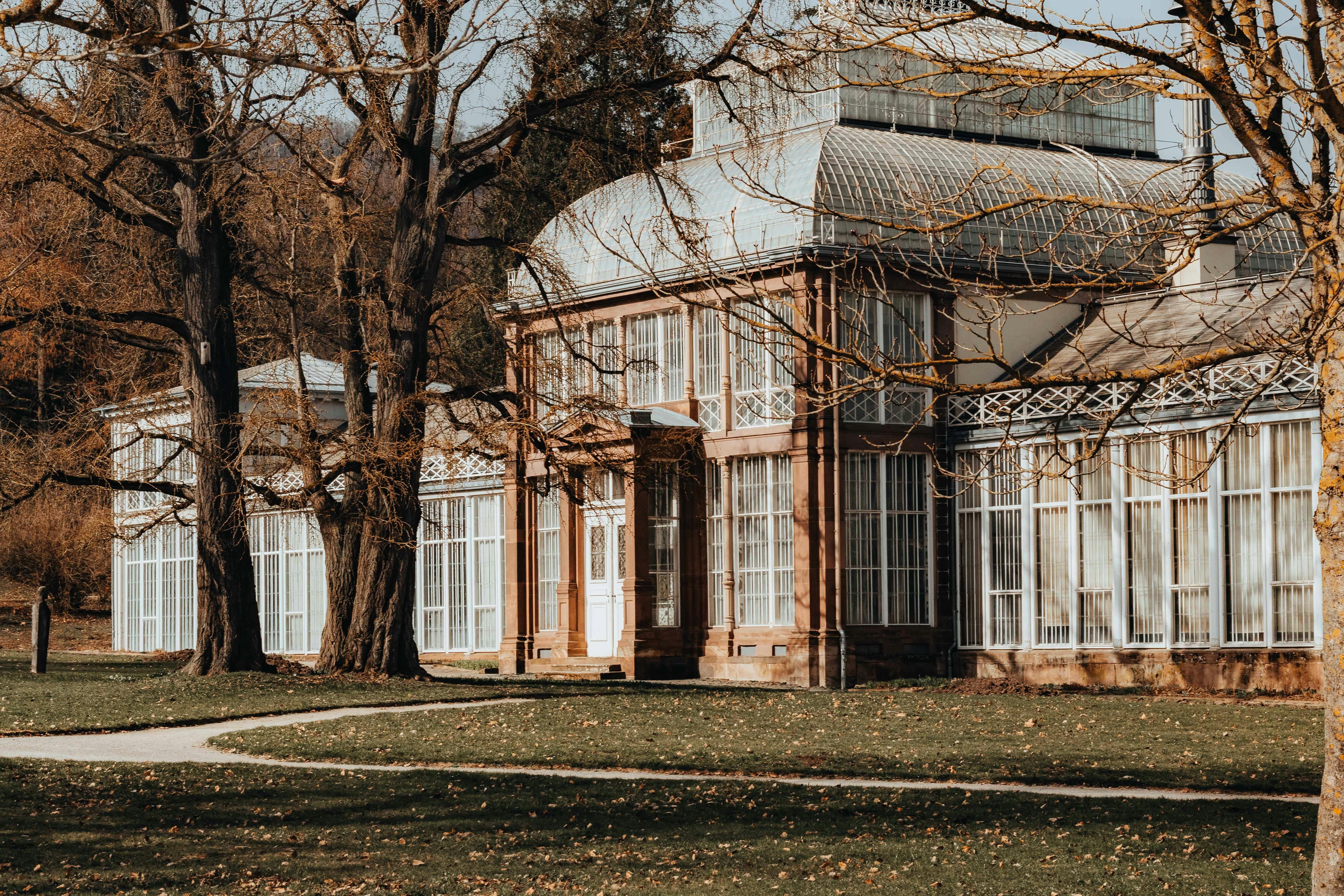 Gratuit Explorez la magnifique serre historique du parc Wilhelmshöhe, à Kassel, en Allemagne, entourée d'une nature paisible. Photos