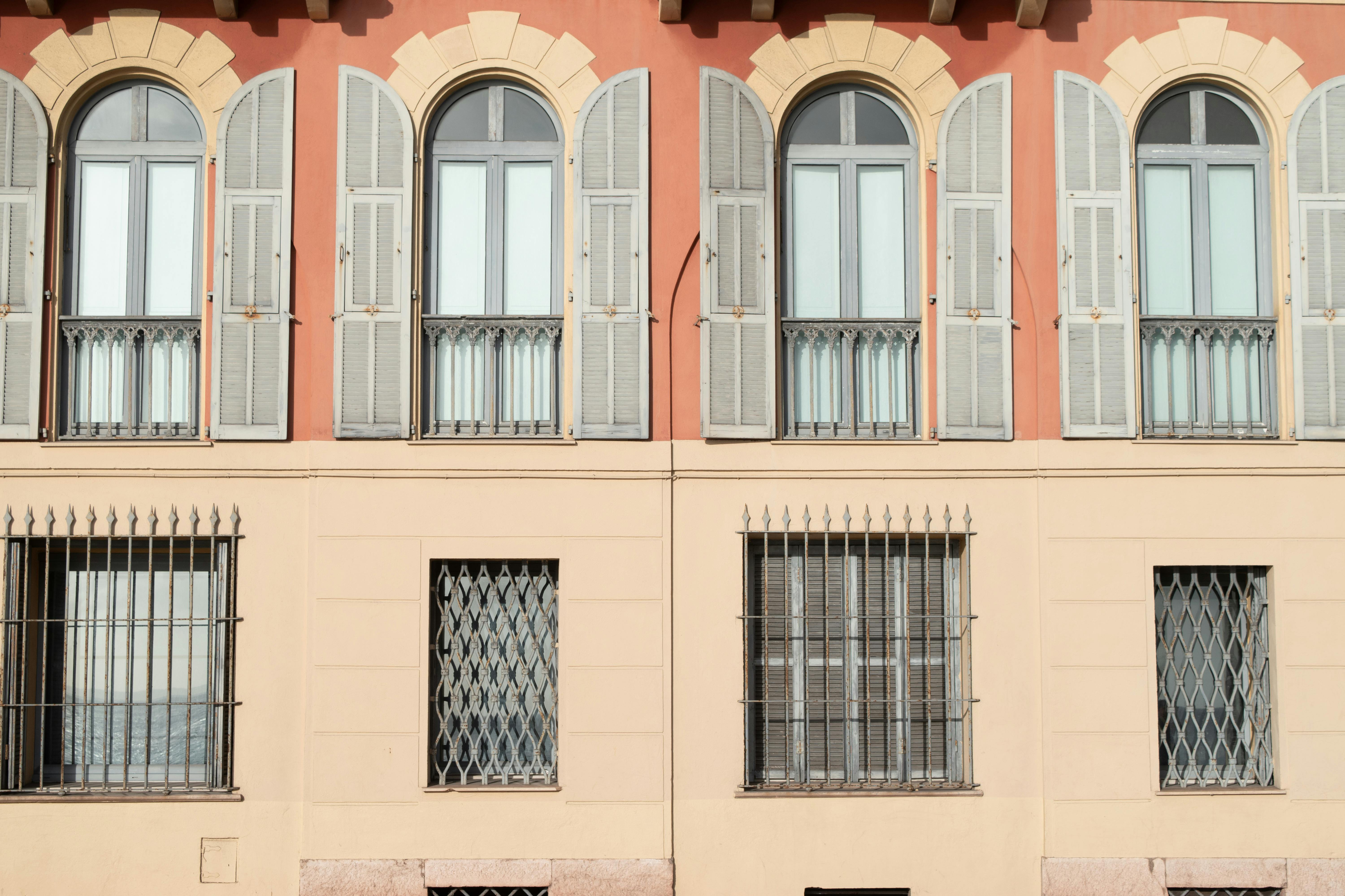 無料 ニースにある伝統的な建物のファサード。優雅なフランス建築のデザインが際立っている。 写真素材