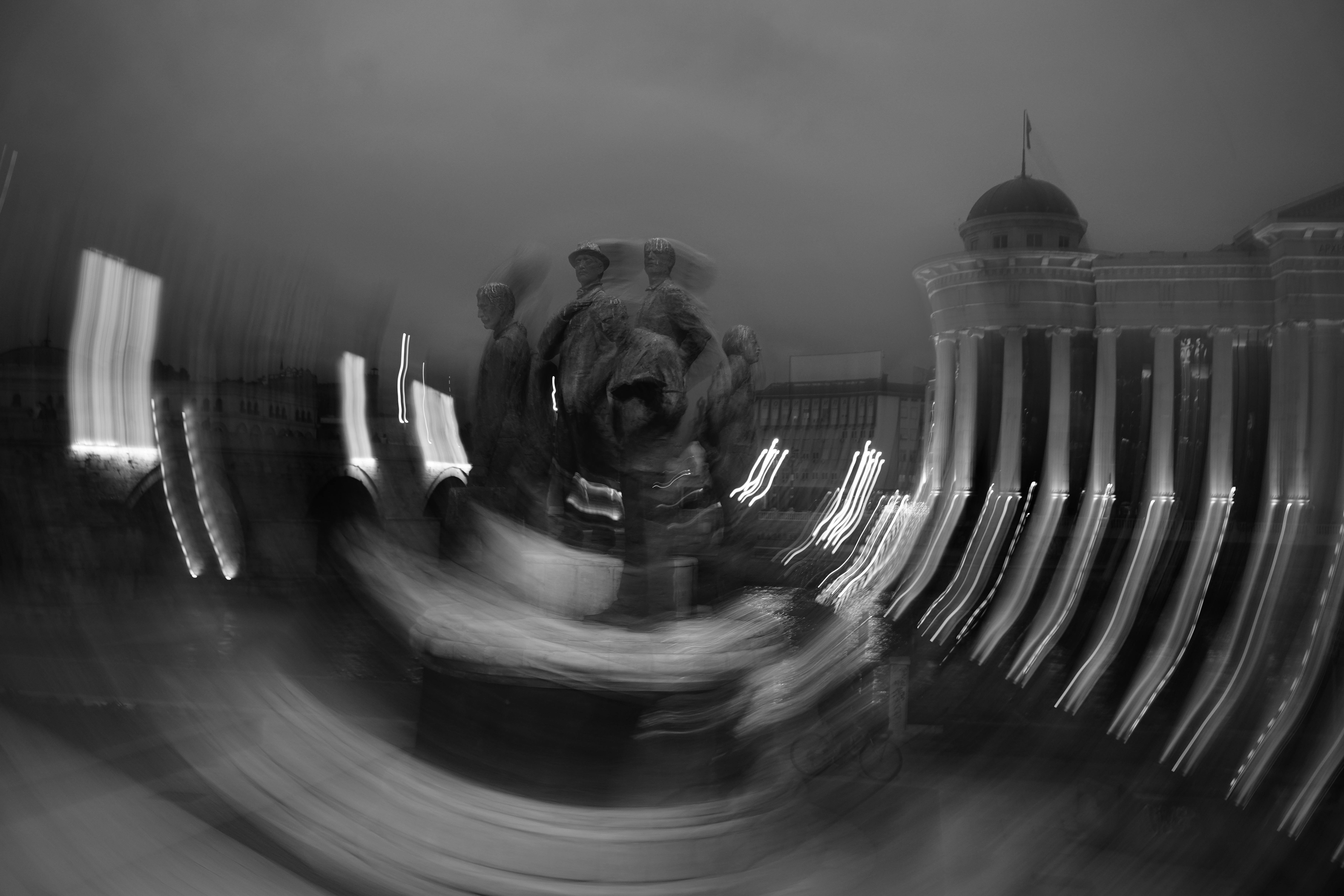 ingyenes Művészi mozgáselmosódás egy emlékműről Szkopjében, Észak-Macedóniában, éjszaka. Stockfotó