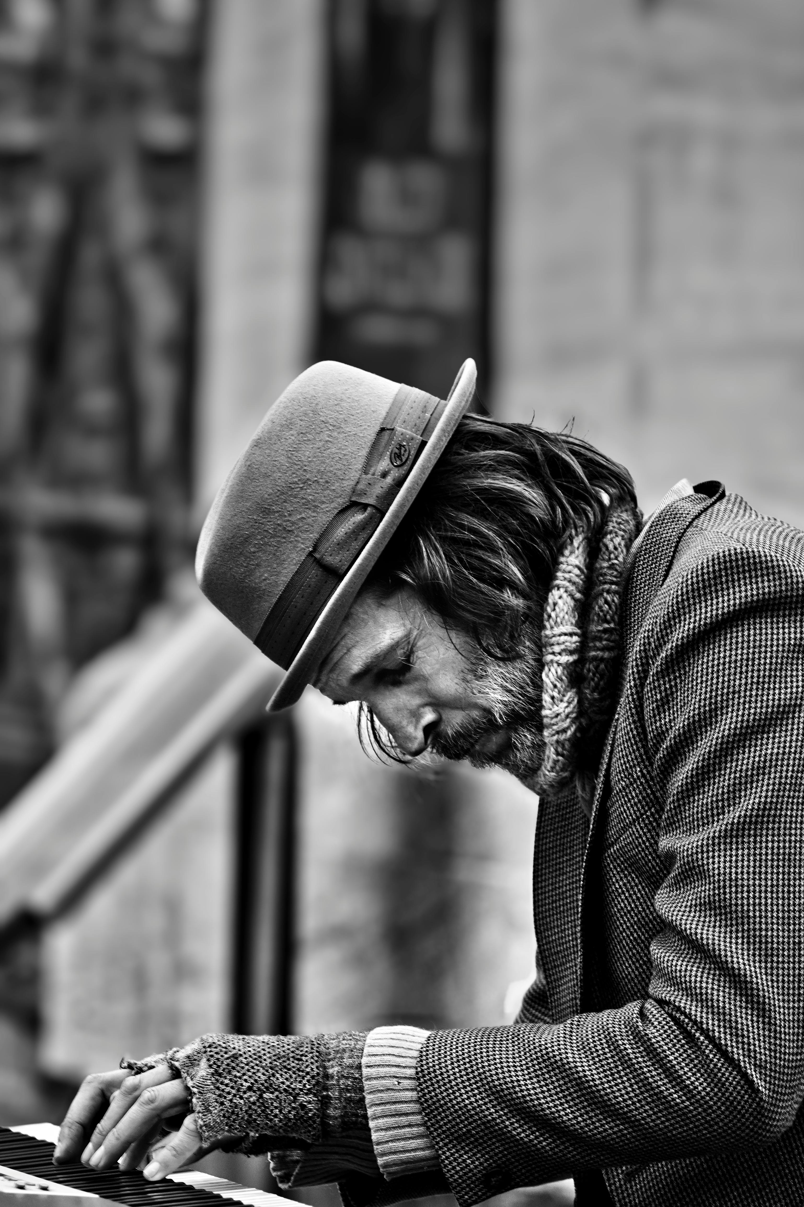 Ücretsiz Sokak müzisyeninin açık havada piyano çalarken çekilmiş, siyah beyaz samimi bir fotoğrafı. Stok Fotoğraflar