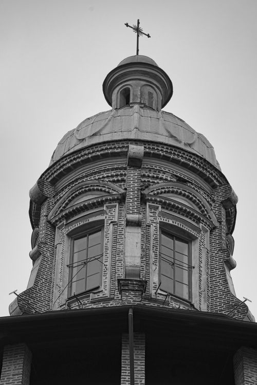 Free Black and white image of a historic architectural dome topped with a cross. Stock Photo