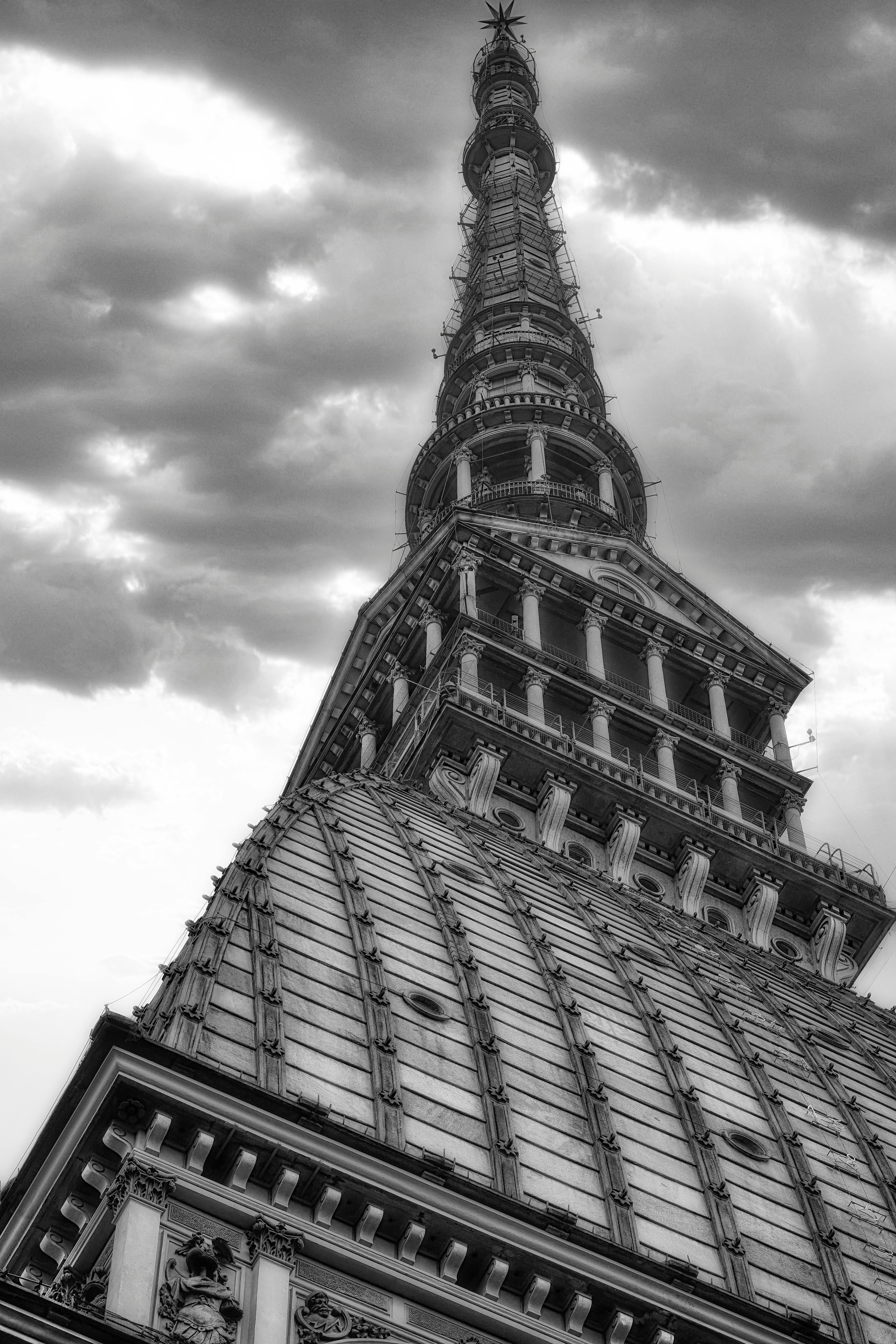 Kostnadsfria Svartvit bild av Mole Antonelliana-spiran under en stämningsfull himmel, vilket ger en klassisk arkitektonisk vy. Stock foto