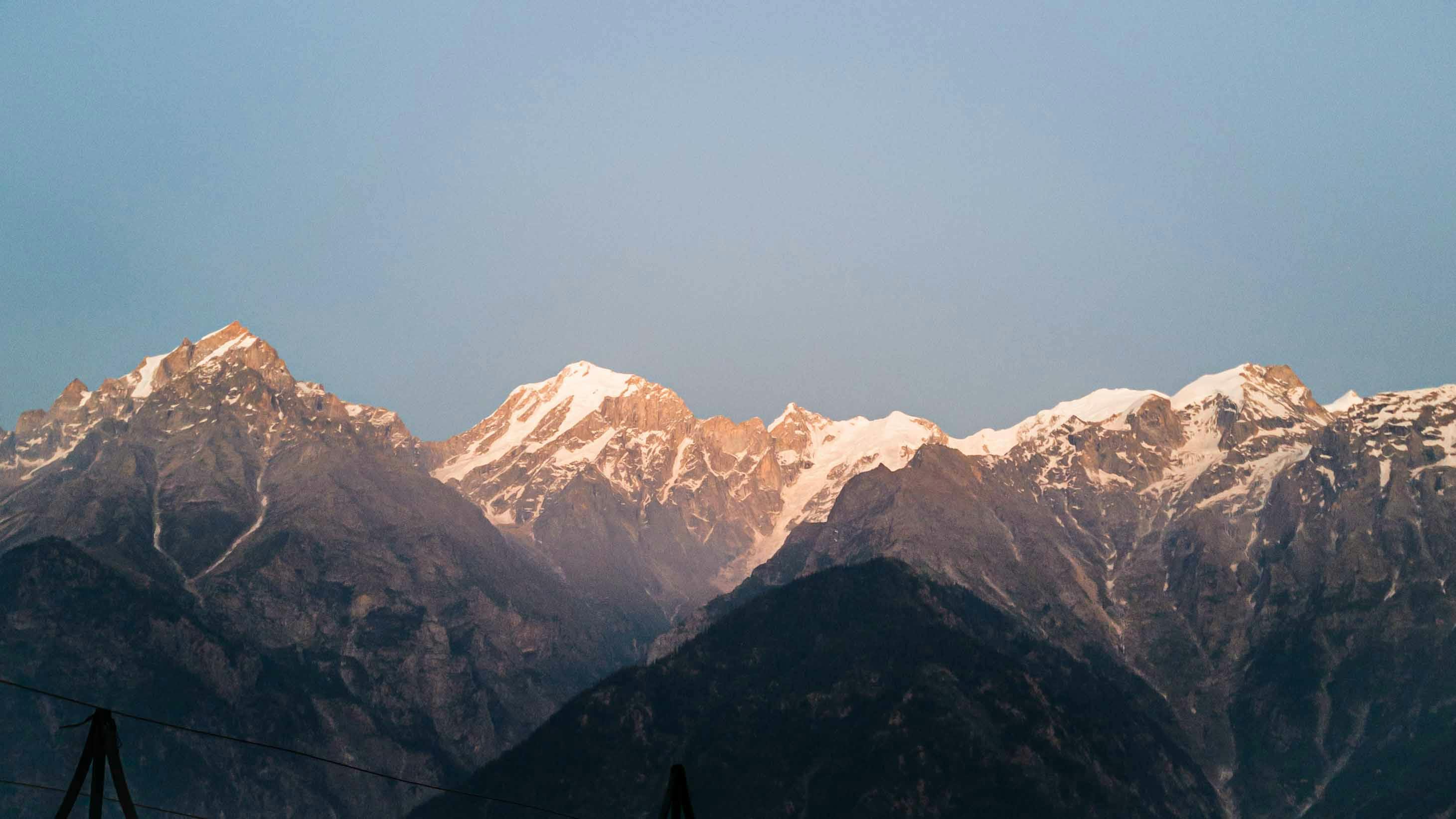 Bezpłatne Podziwiaj majestatyczne, ośnieżone Himalaje o zachodzie słońca w Kalpie, w stanie Himachal Pradesh. Zdjęcie z galerii