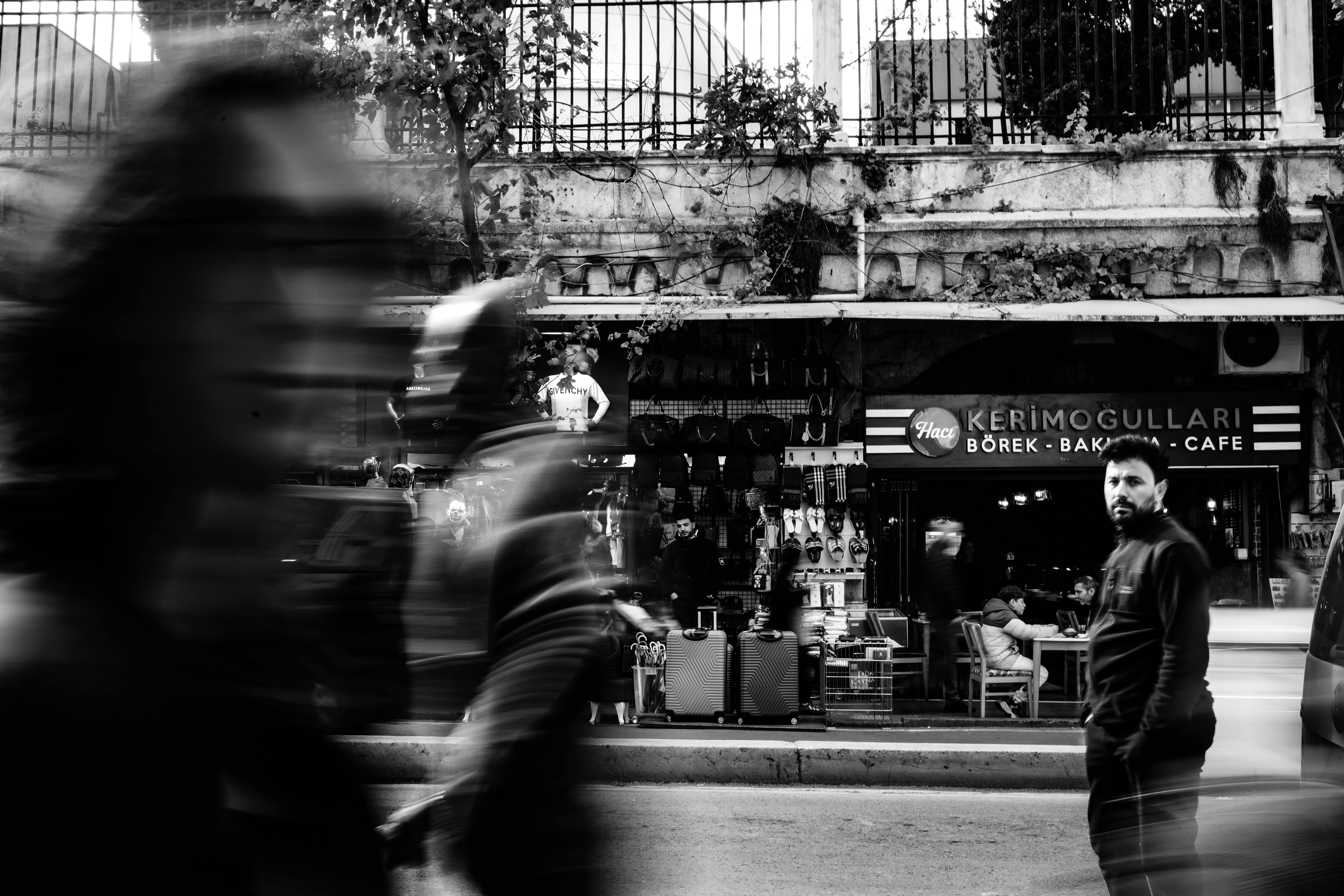 Gratis Fotografía callejera dinámica en blanco y negro con efecto de desenfoque de movimiento en Estambul, Turquía. Foto de stock