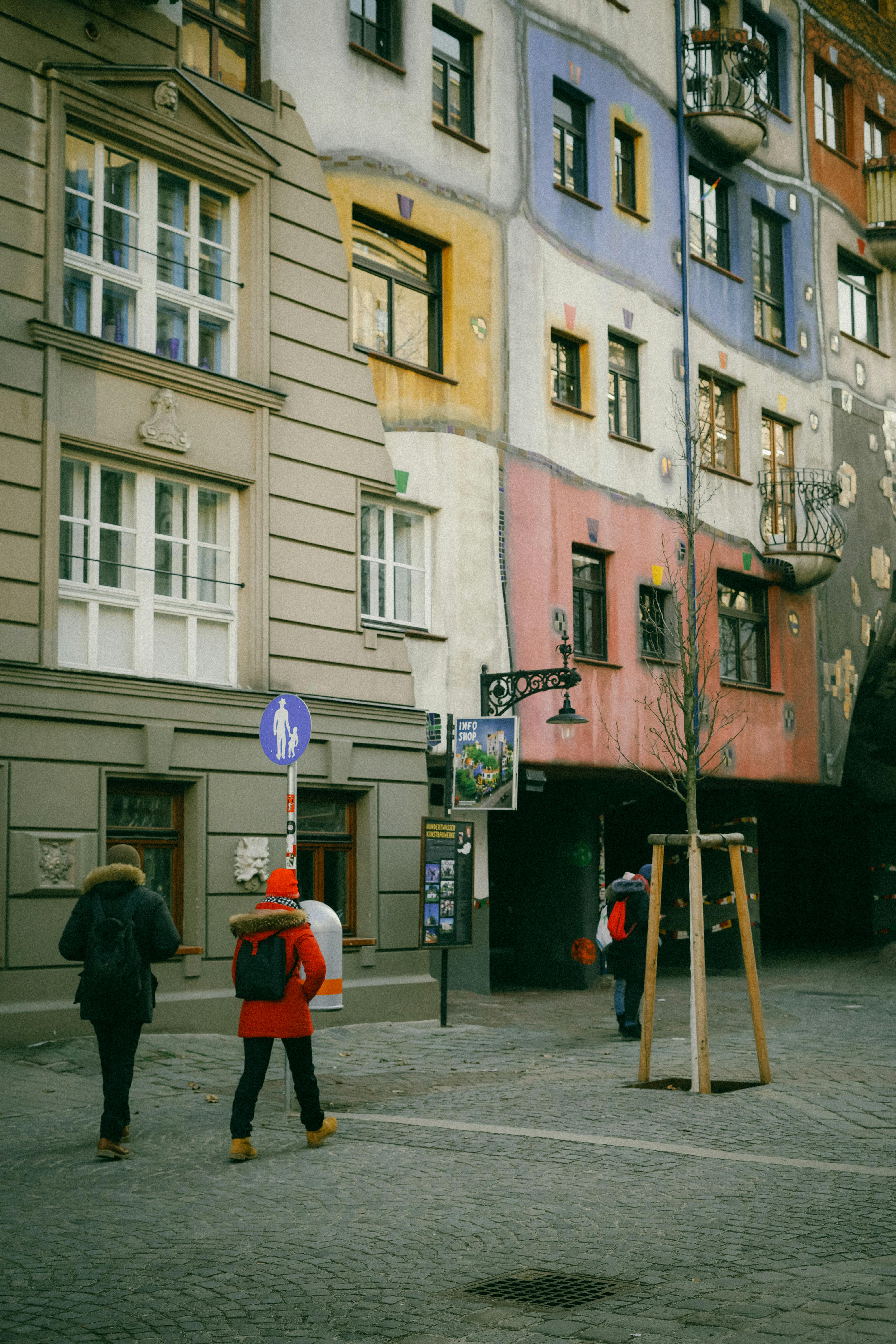 Gratis Veduta di una strada di Vienna, in Austria, con una vivace architettura e pedoni che passeggiano. Foto a disposizione