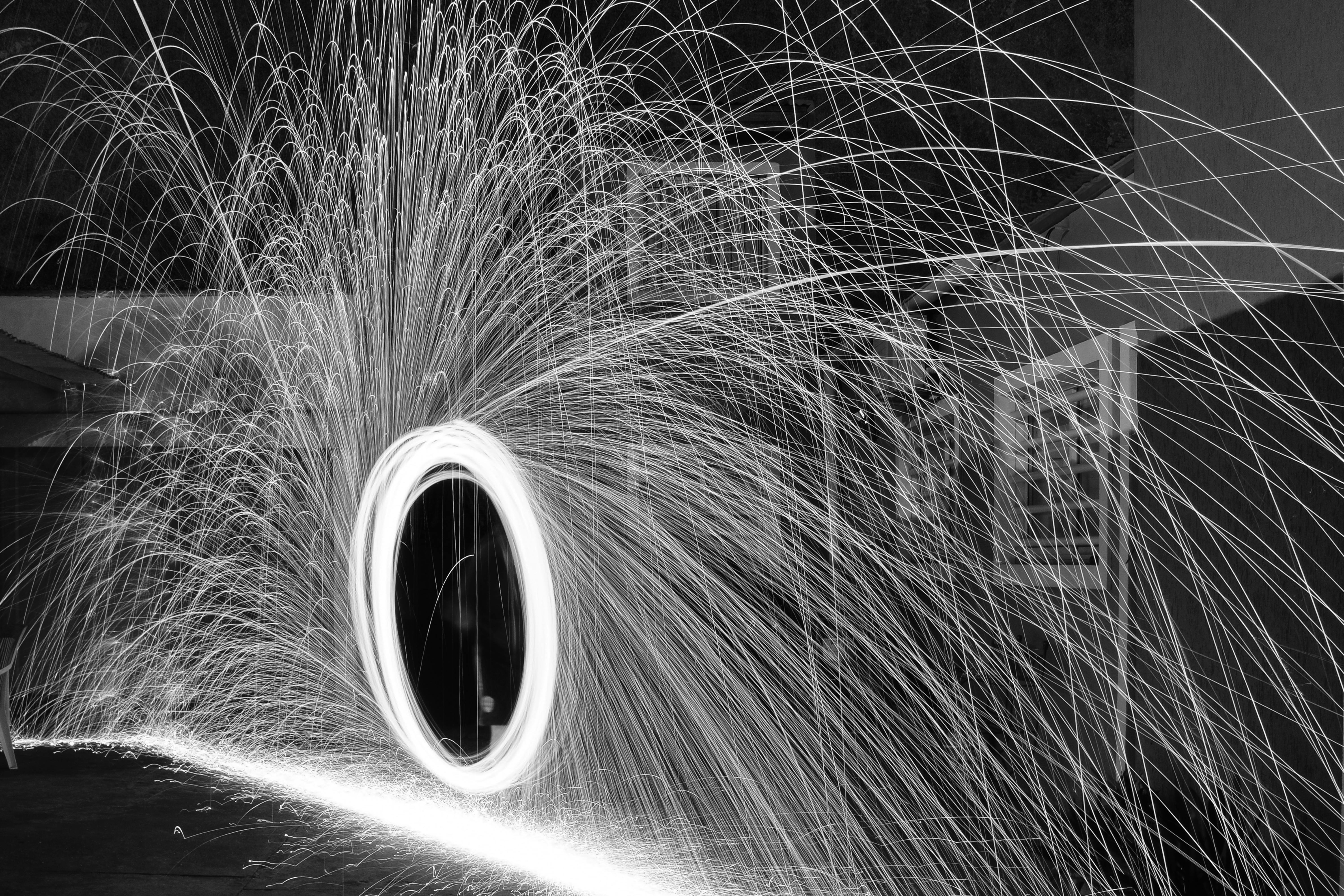 bezplatná Podmanivá černobílá fotografie z ocelové vlny s dramatickými světelnými stopami, která vytváří úchvatný vizuální efekt. Základová fotografie