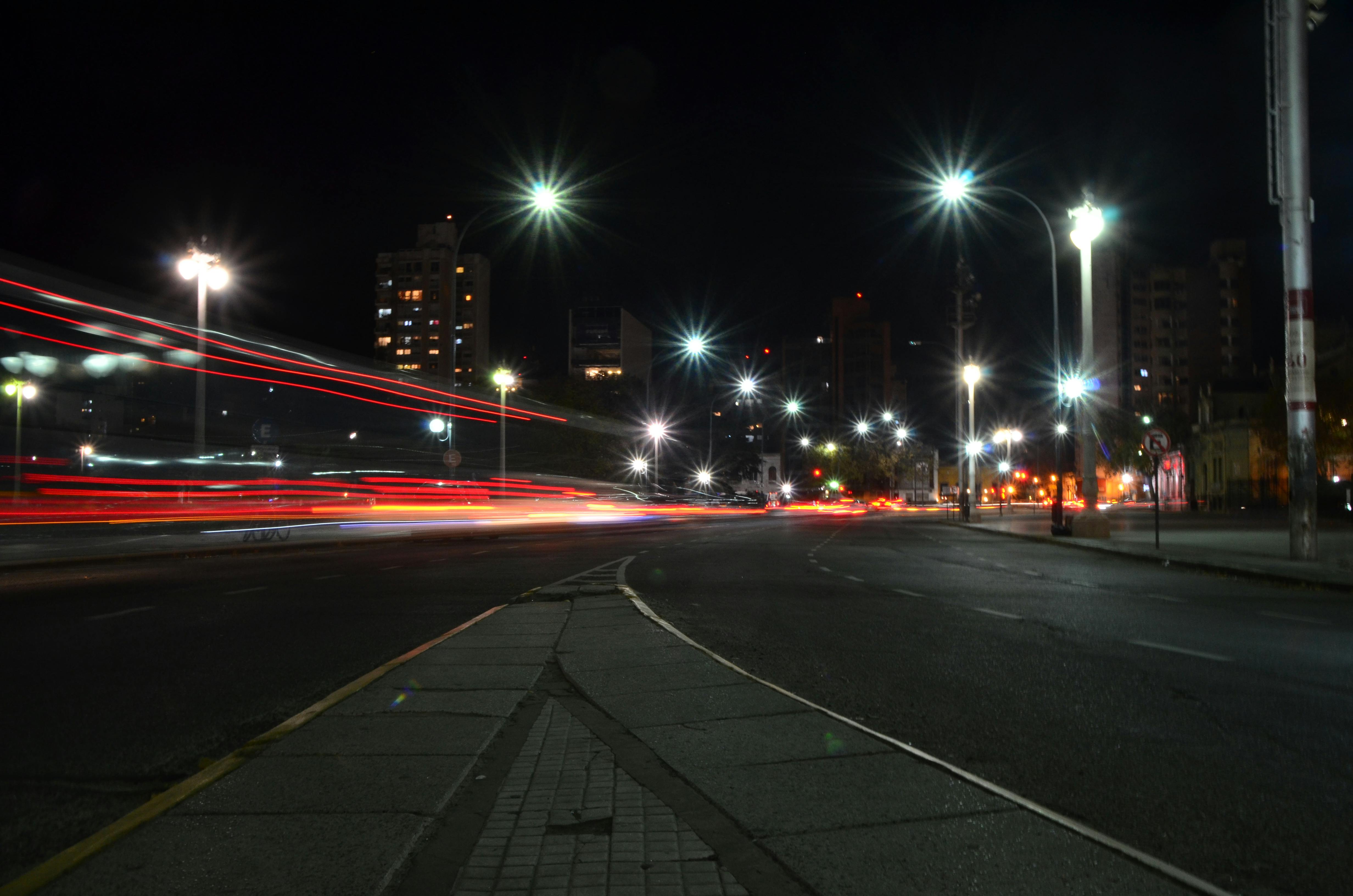 免费 夜幕降临，城市街道上行驶的车辆划出绚丽的灯光轨迹，展现出都市的活力。 素材图片