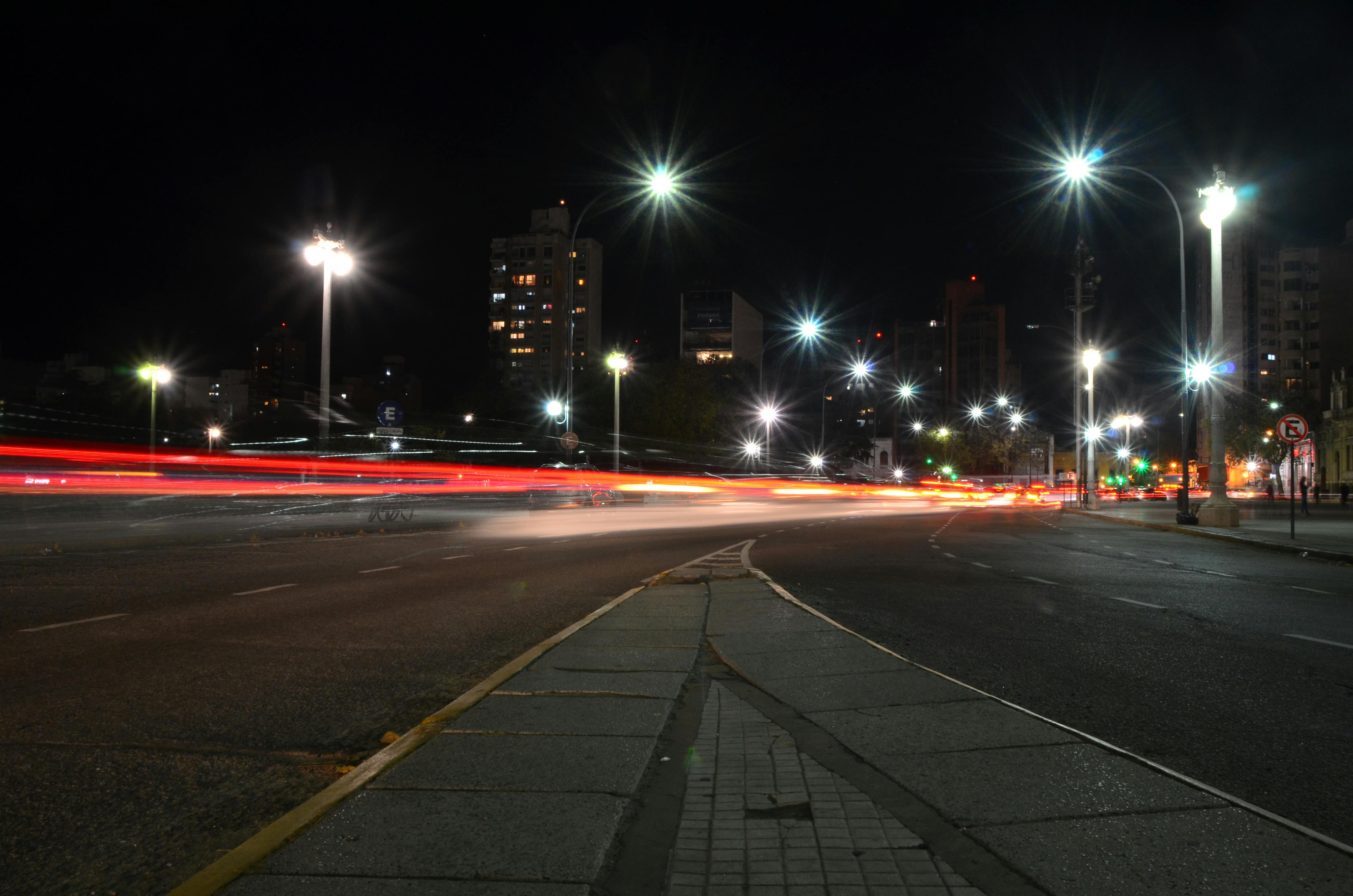 Kostenlos Lebendige urbane Nachtszene mit Lichtspuren, die die Bewegung auf einer Stadtstraße einfangen. Stock-Foto
