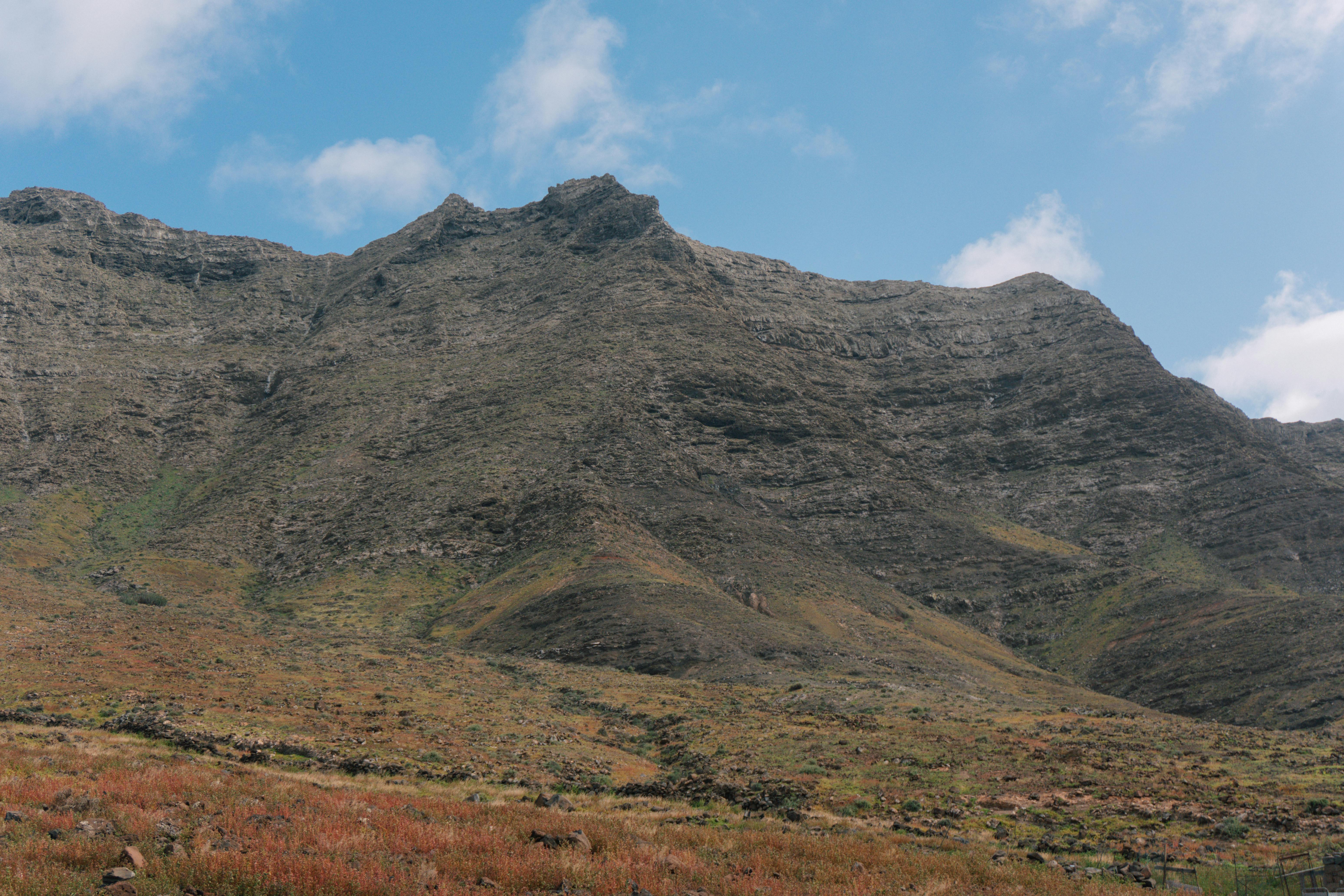Gratis Esplora le aspre montagne delle Isole Canarie sotto un cielo azzurro e limpido. Foto a disposizione