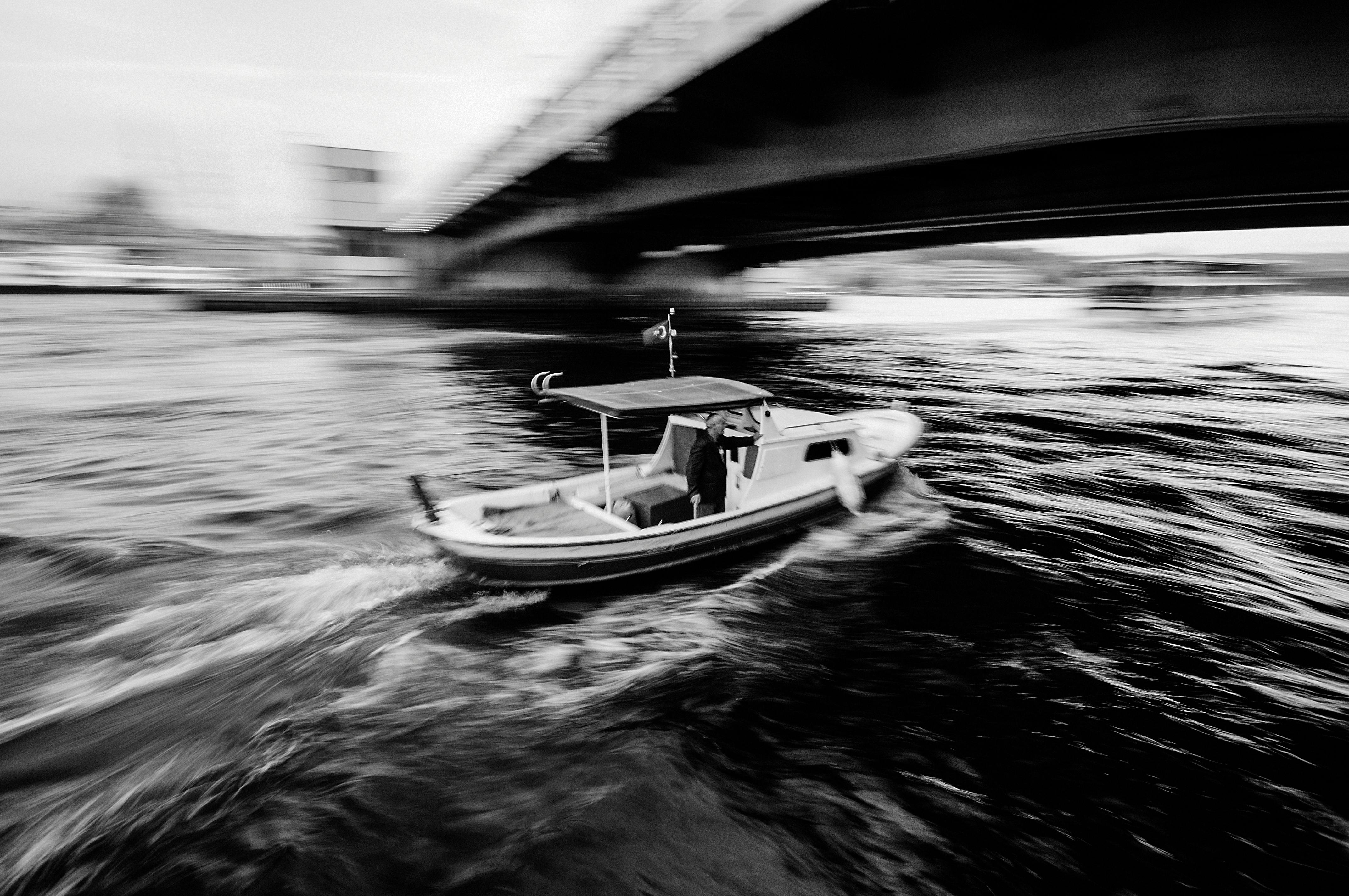 Miễn phí Cảnh quay sống động về một chiếc thuyền đang di chuyển dưới gầm cầu ở Istanbul. Ghi lại chuyển động và nhịp sống thành phố. Ảnh lưu trữ