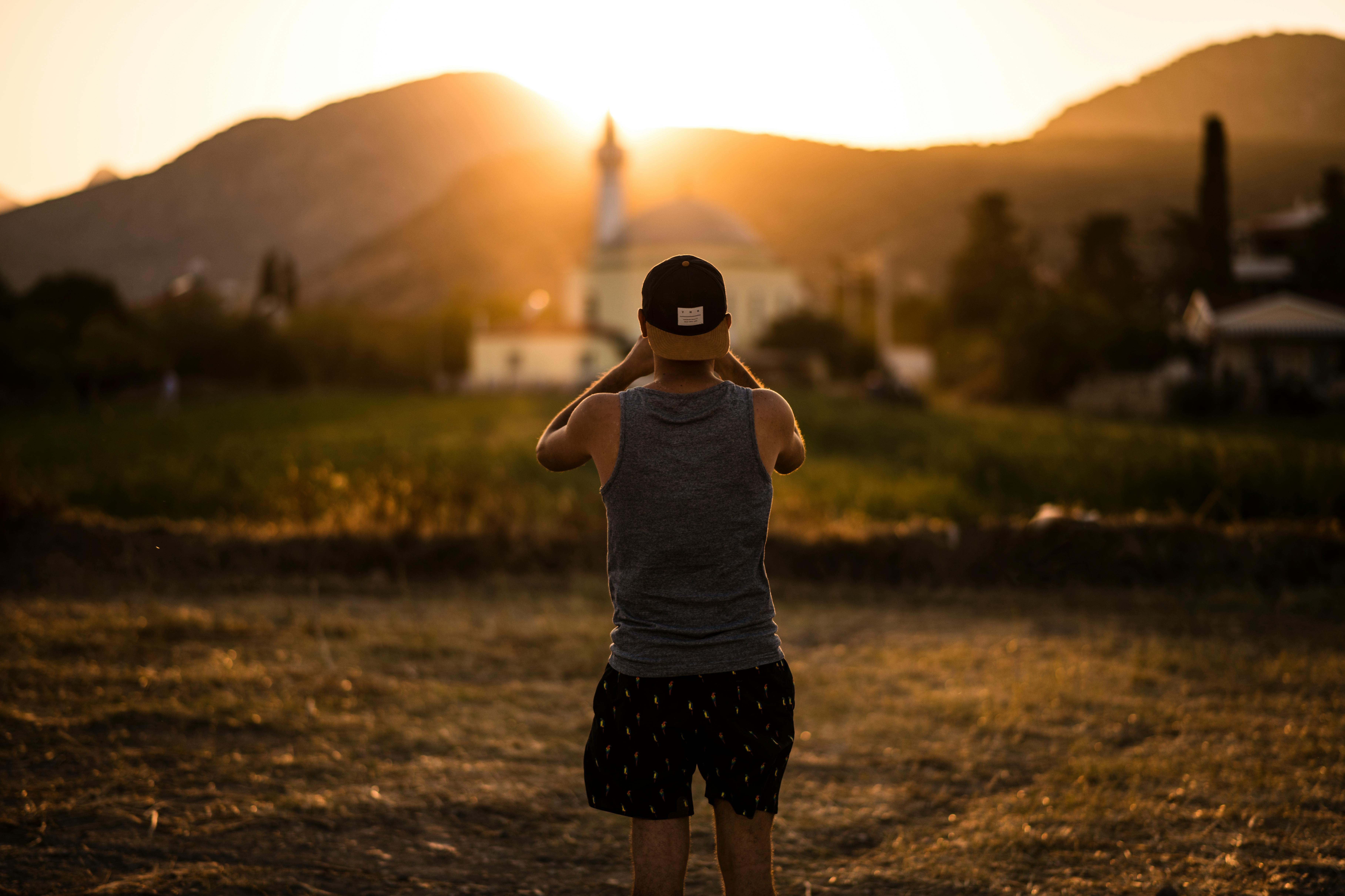 Gratuit Un homme immortalise le magnifique coucher de soleil sur un paysage rural à Muğla, en Turquie. Photos