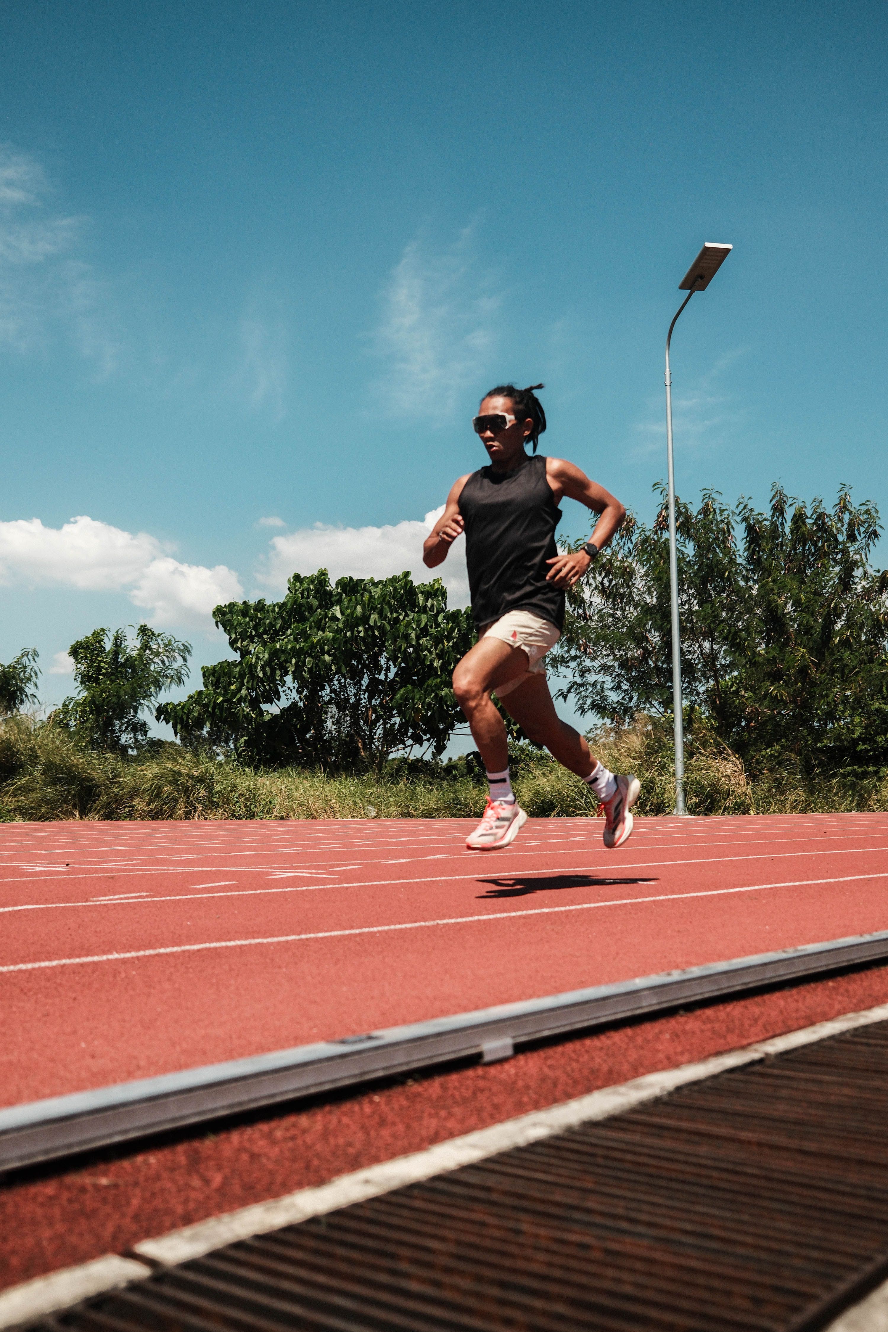 Corredor entrenando para mejorar su VO2 Max