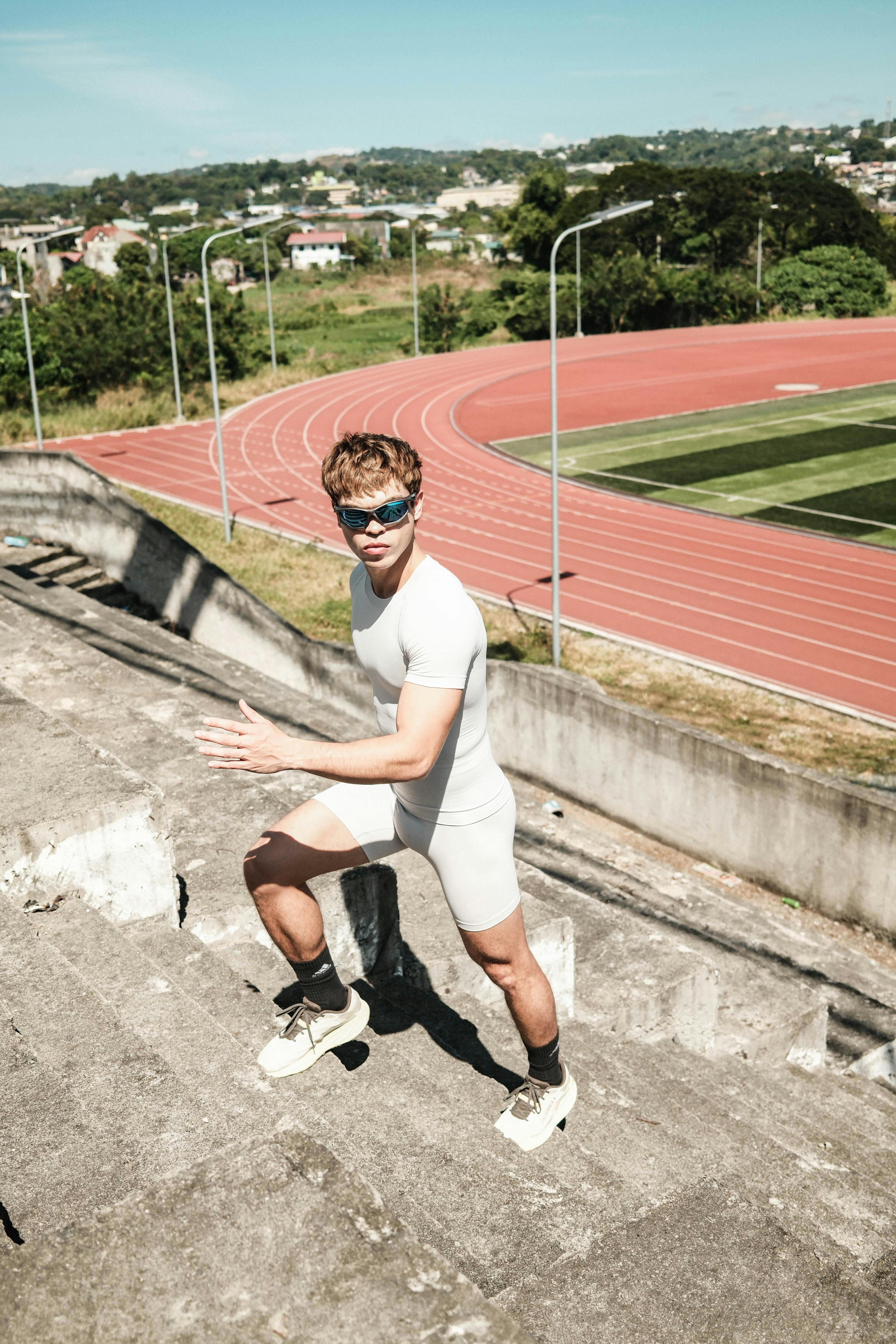 Kostenlos Ein Athlet trainiert auf den Treppen eines Stadions in Taytay, Philippinen, und demonstriert dabei Fitness und Entschlossenheit. Stock-Foto