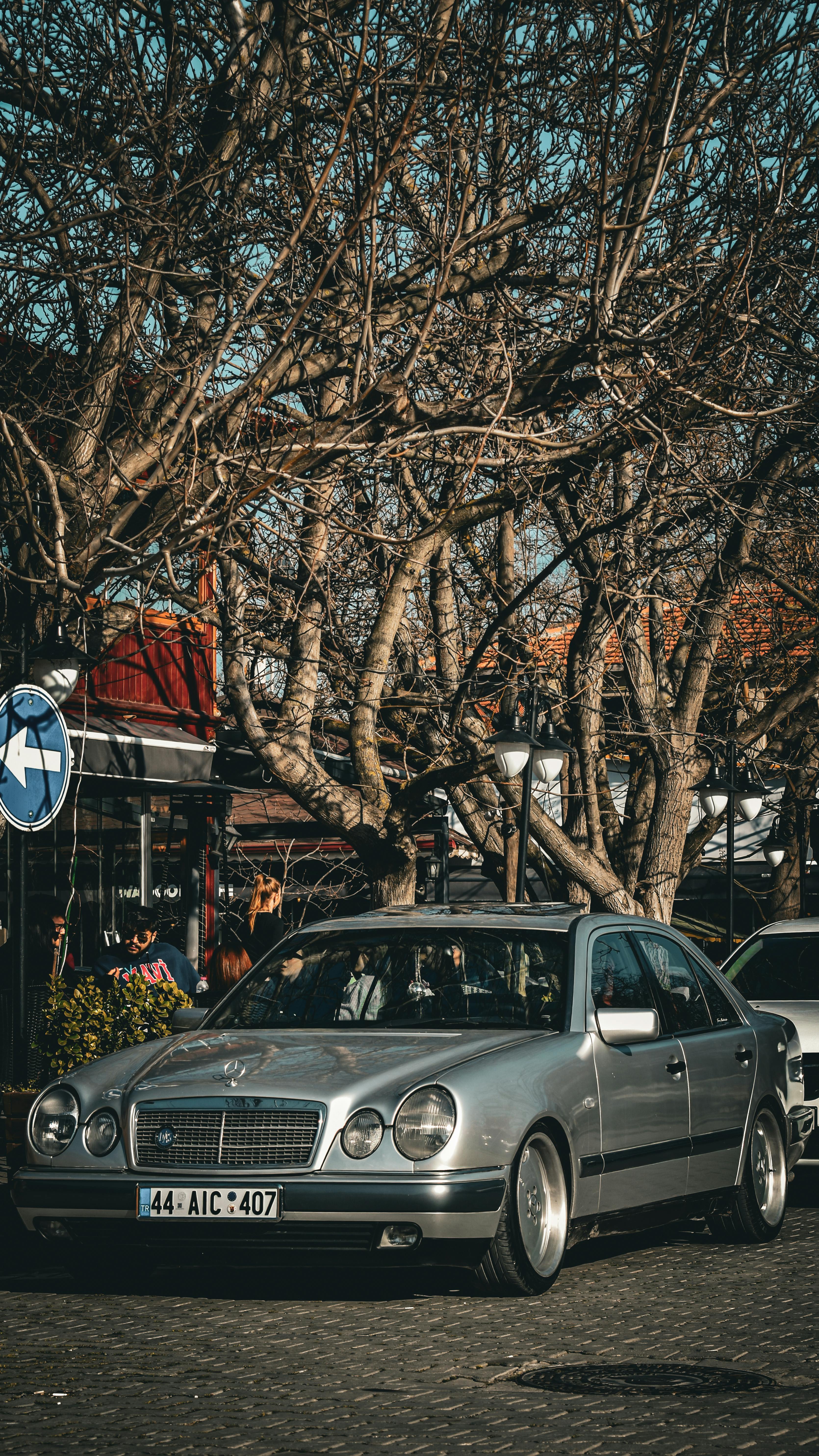 Δωρεάν Κλασική Mercedes-Benz παρκαρισμένη κάτω από γυμνά δέντρα, που θυμίζει μια vintage χειμωνιάτικη ατμόσφαιρα. Φωτογραφία από στοκ φωτογραφιών