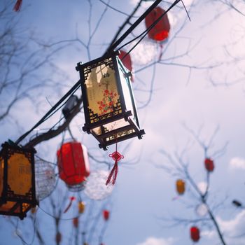 Vibrant Chinese lanterns against a blue sky in Beijing, capturing spring festivity.（イメージ）