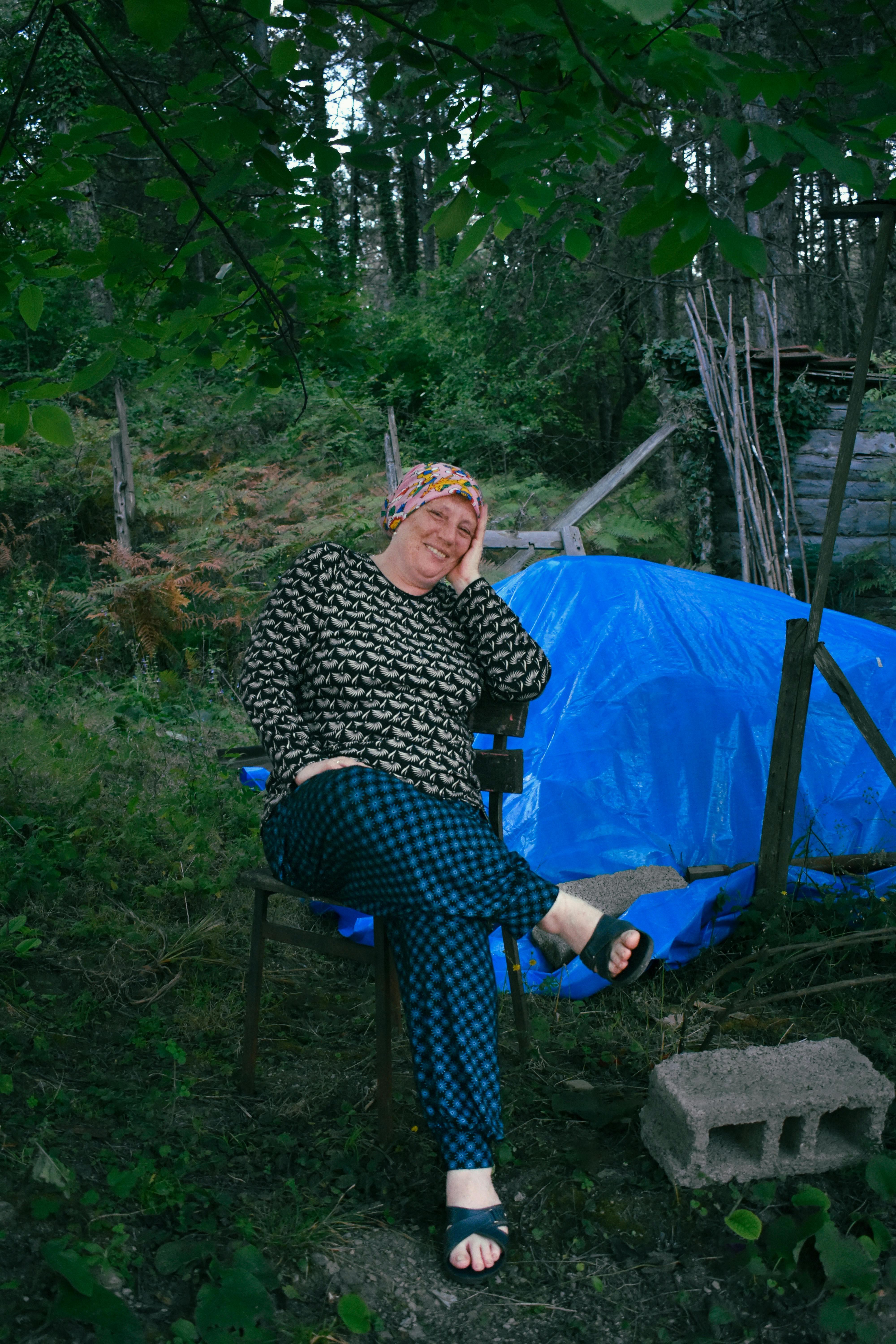 Kostenlos Lächelnde Frau in einer Dorfszene, umgeben von üppigem Grün in Cide, Türkei. Stock-Foto