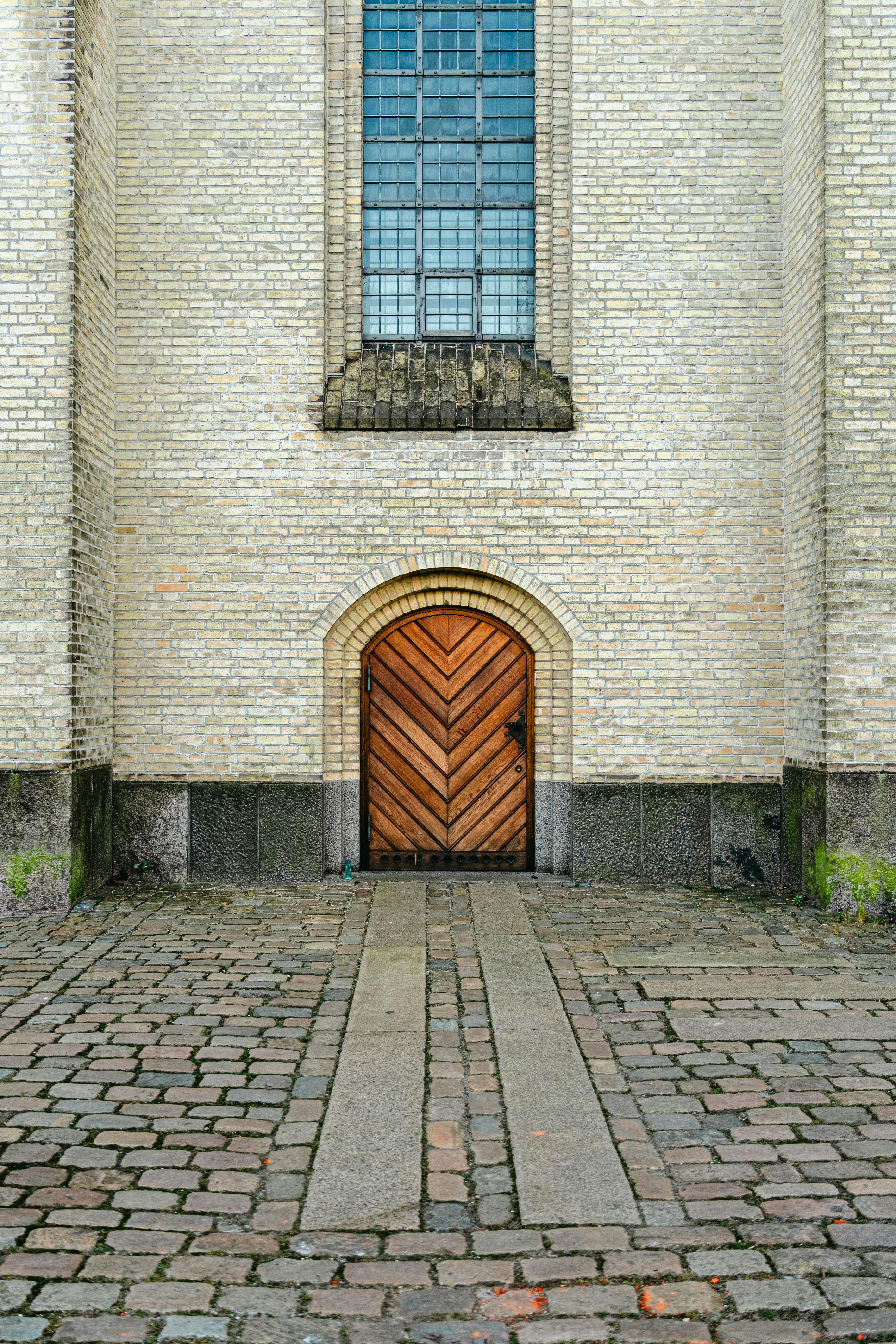 Безкоштовне Історичний вхід до церкви Грундтвіга в Копенгагені з цегляним експресіонізмом та скандинавською архітектурою. стокове фото